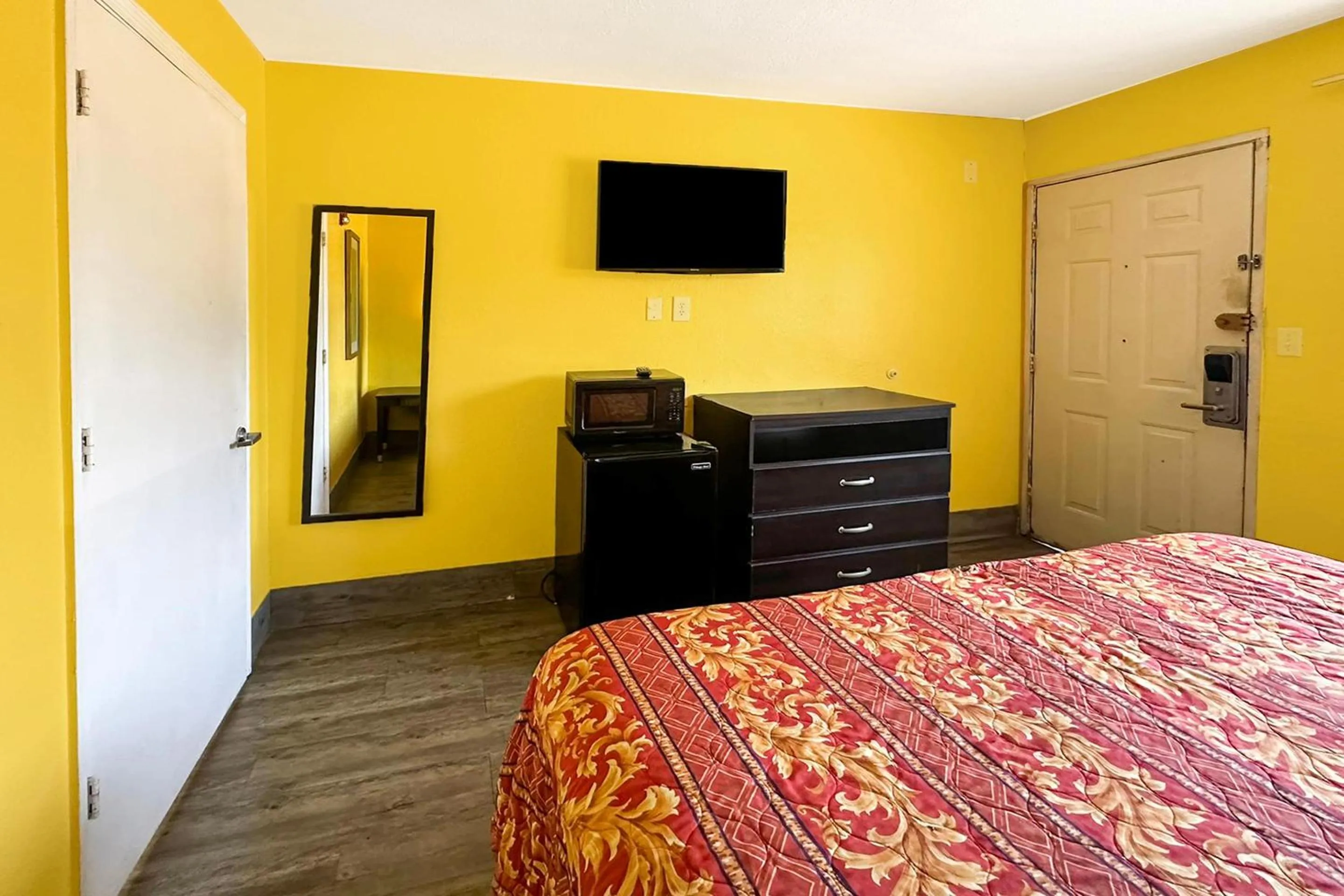 Bedroom, Bed in Luxury Inn By OYO Albany