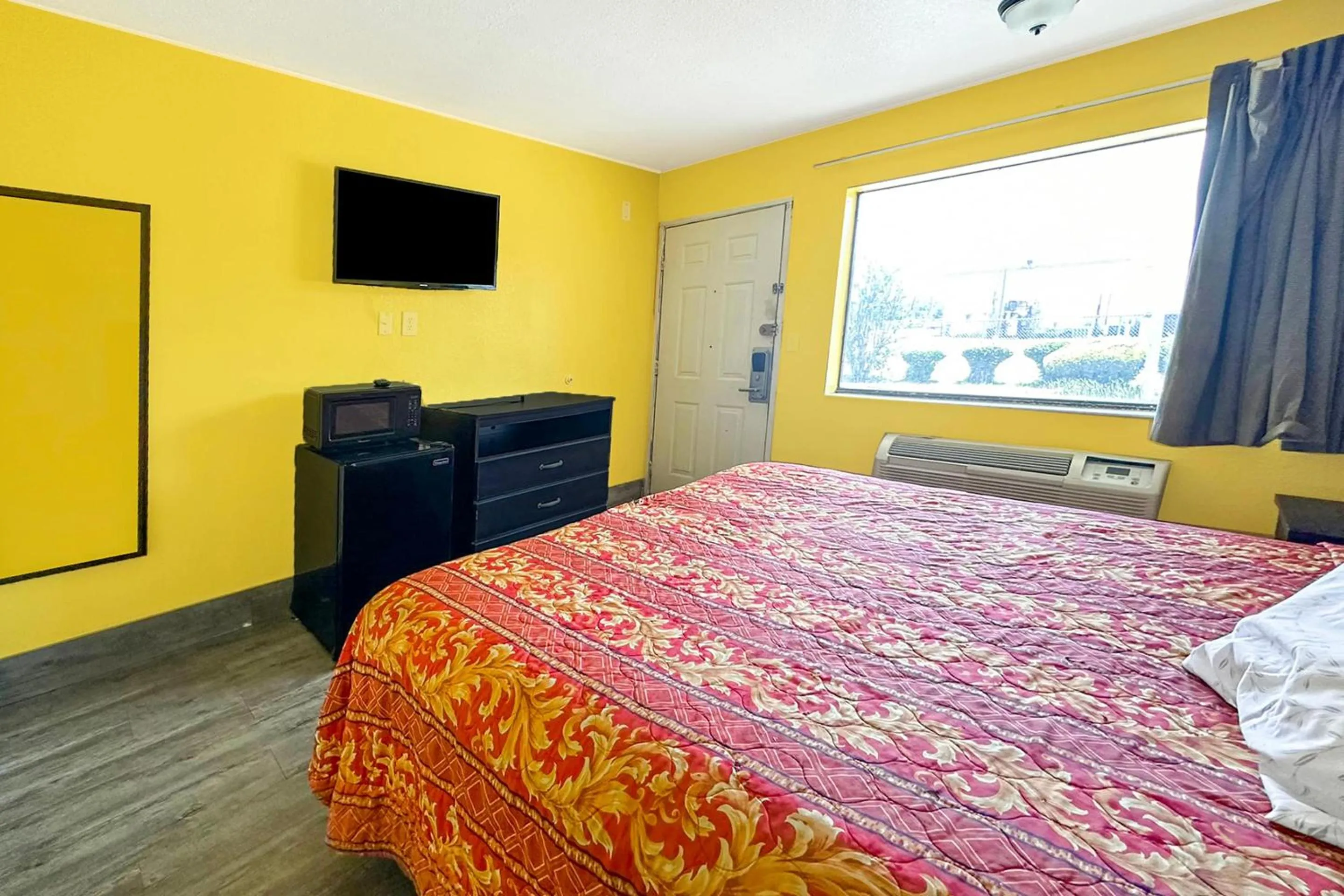 Bedroom, Bed in Luxury Inn By OYO Albany