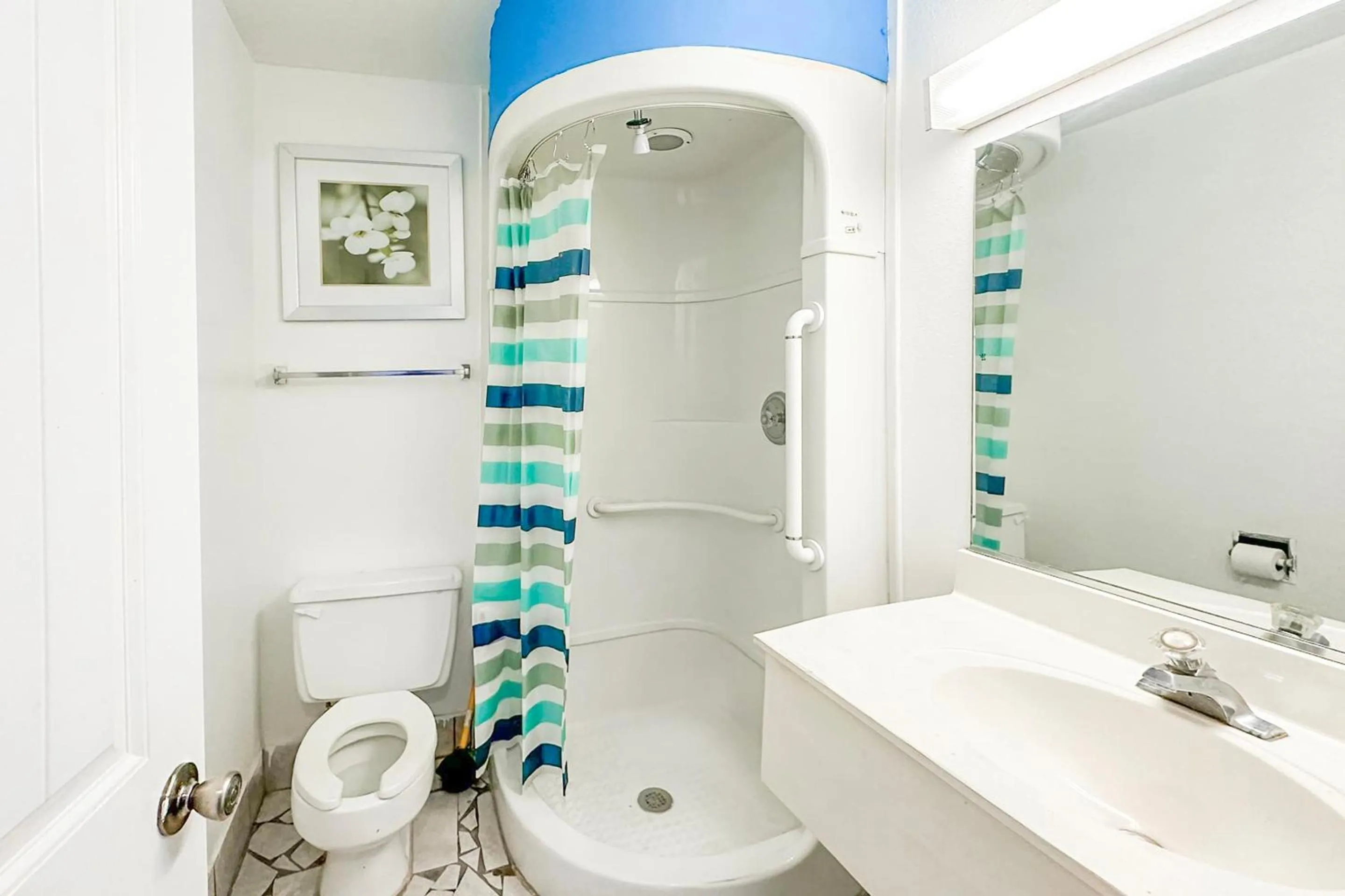 Bathroom in Luxury Inn By OYO Albany