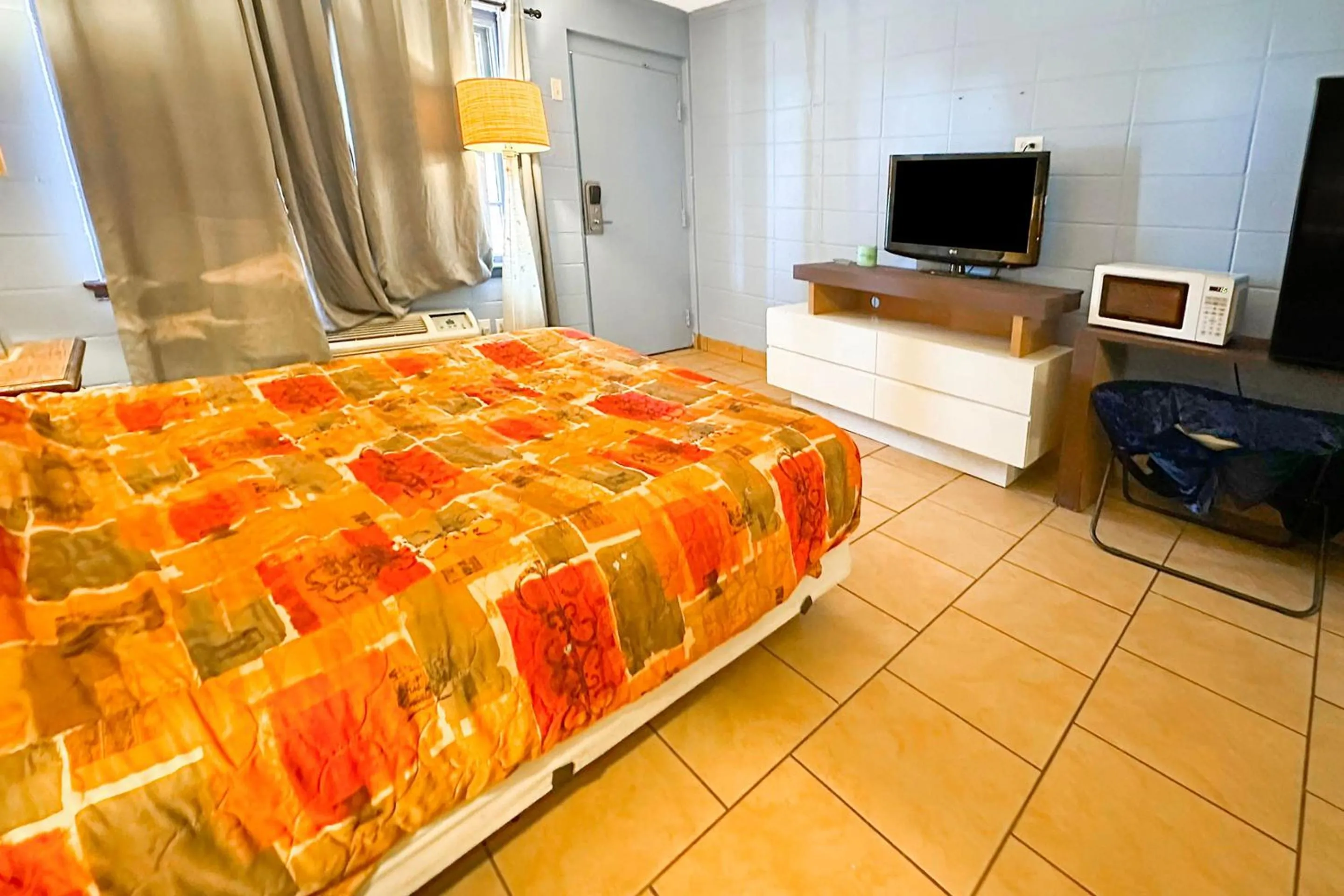 Bedroom, Bed in Luxury Inn By OYO Albany