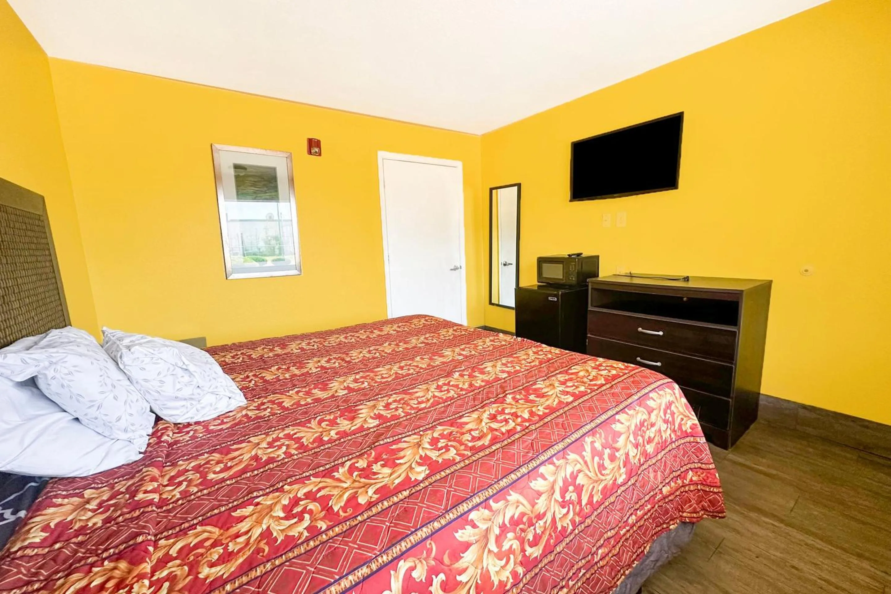 Bedroom, Bed in Luxury Inn By OYO Albany