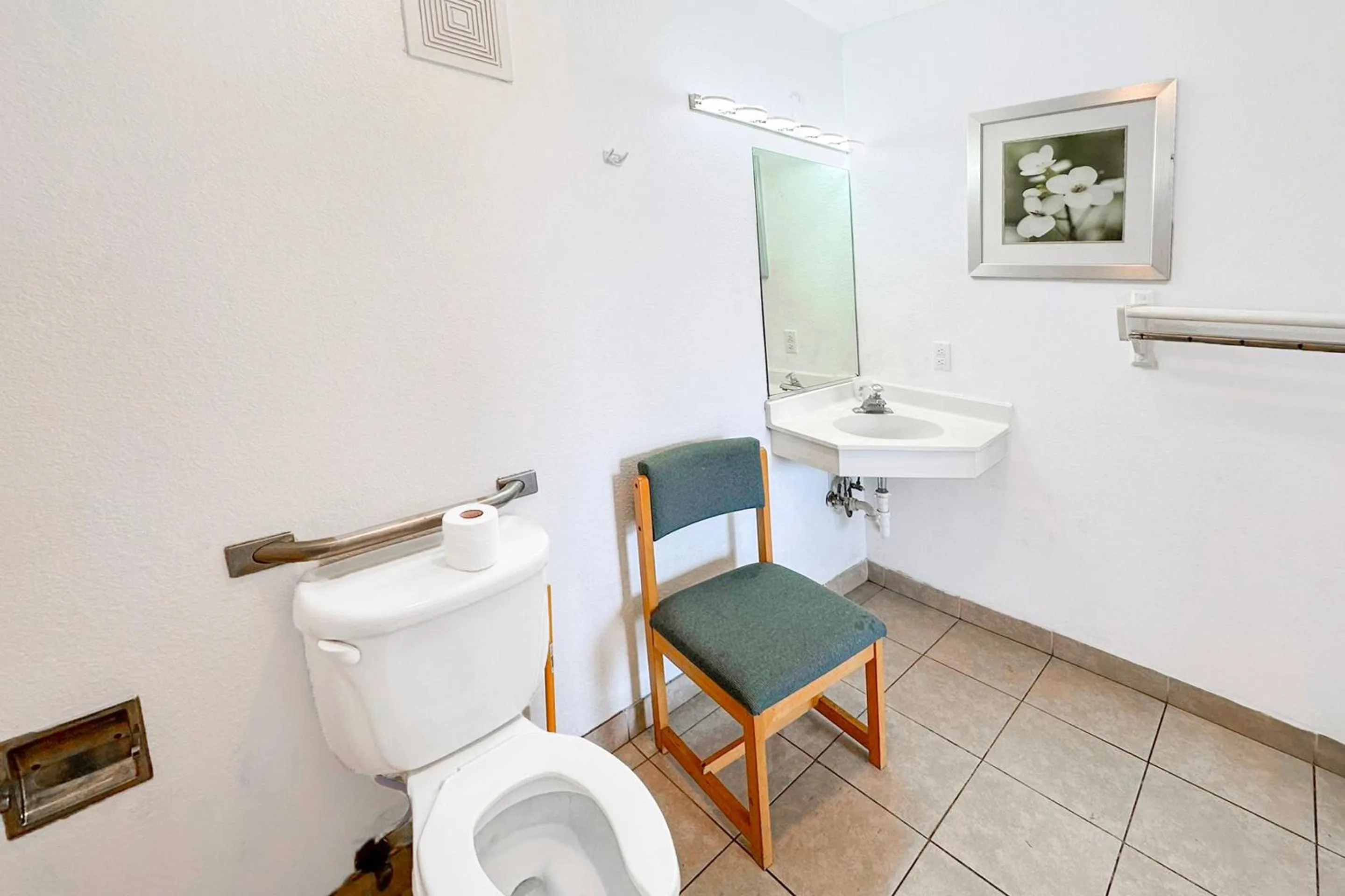 Bathroom in Luxury Inn By OYO Albany