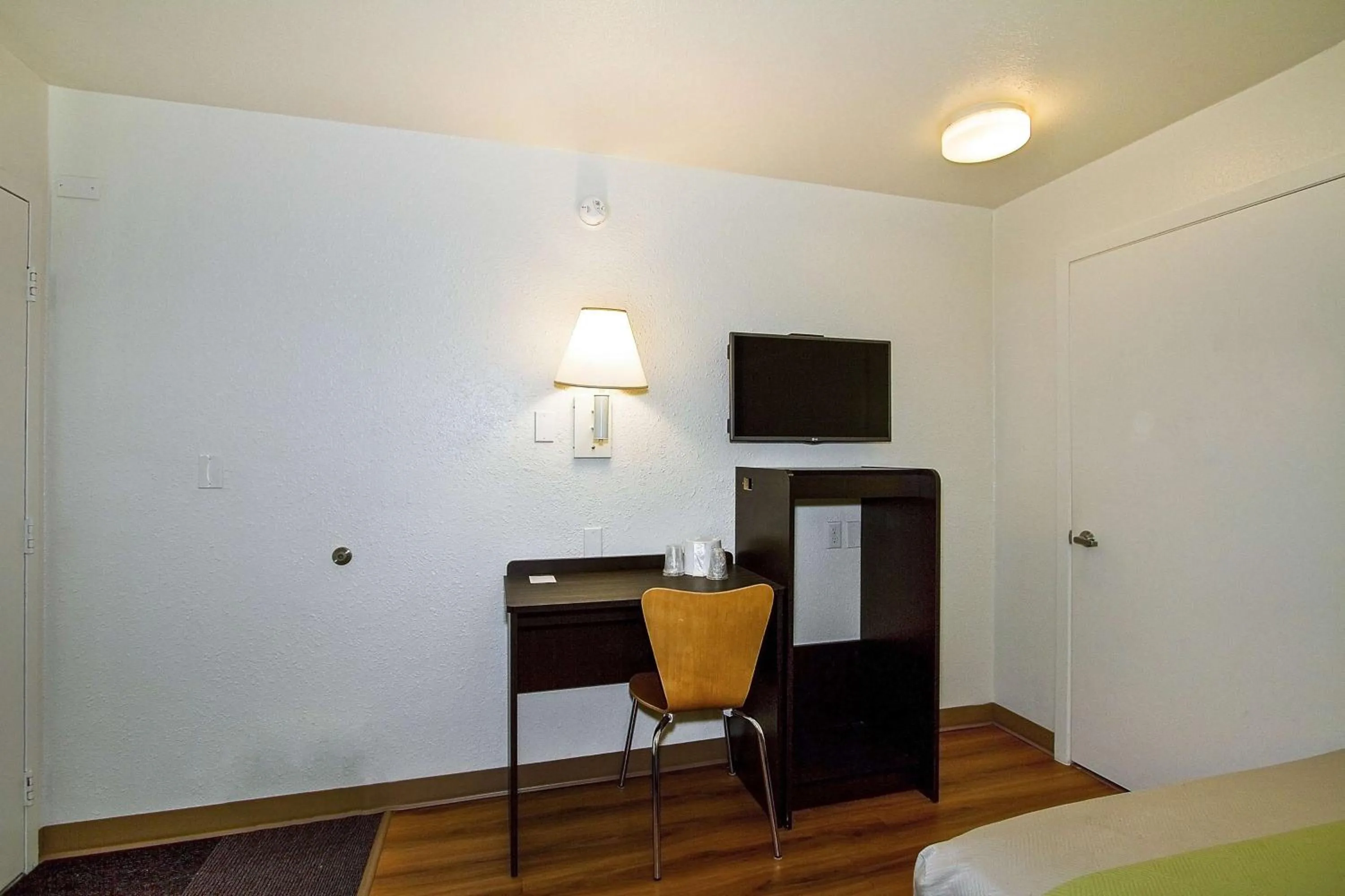 Photo of the whole room, Bed in Motel 6-Green Bay, WI