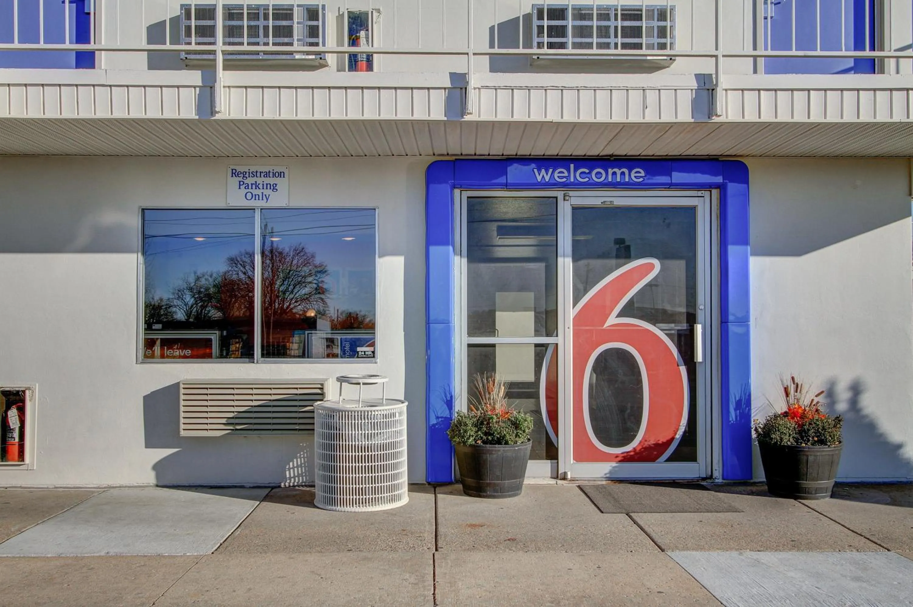 Facade/entrance in Motel 6-Green Bay, WI