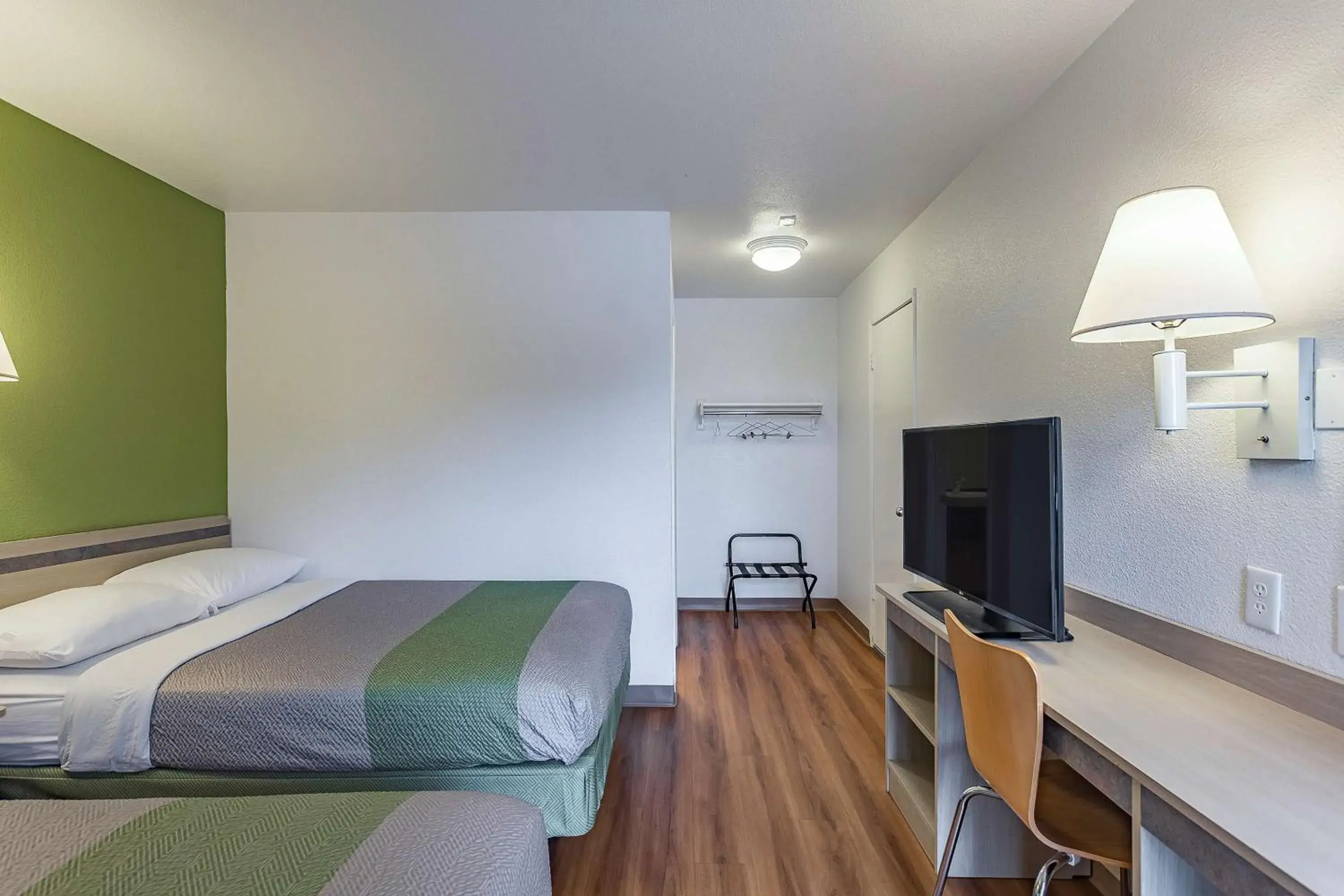 Deluxe Quadruple Room - single occupancy - Non-Smoking in Motel 6-Billings, MT - South Deluxe Quadruple Room - single occupancy - Non-Smoking in Motel 6-Billings, MT - South