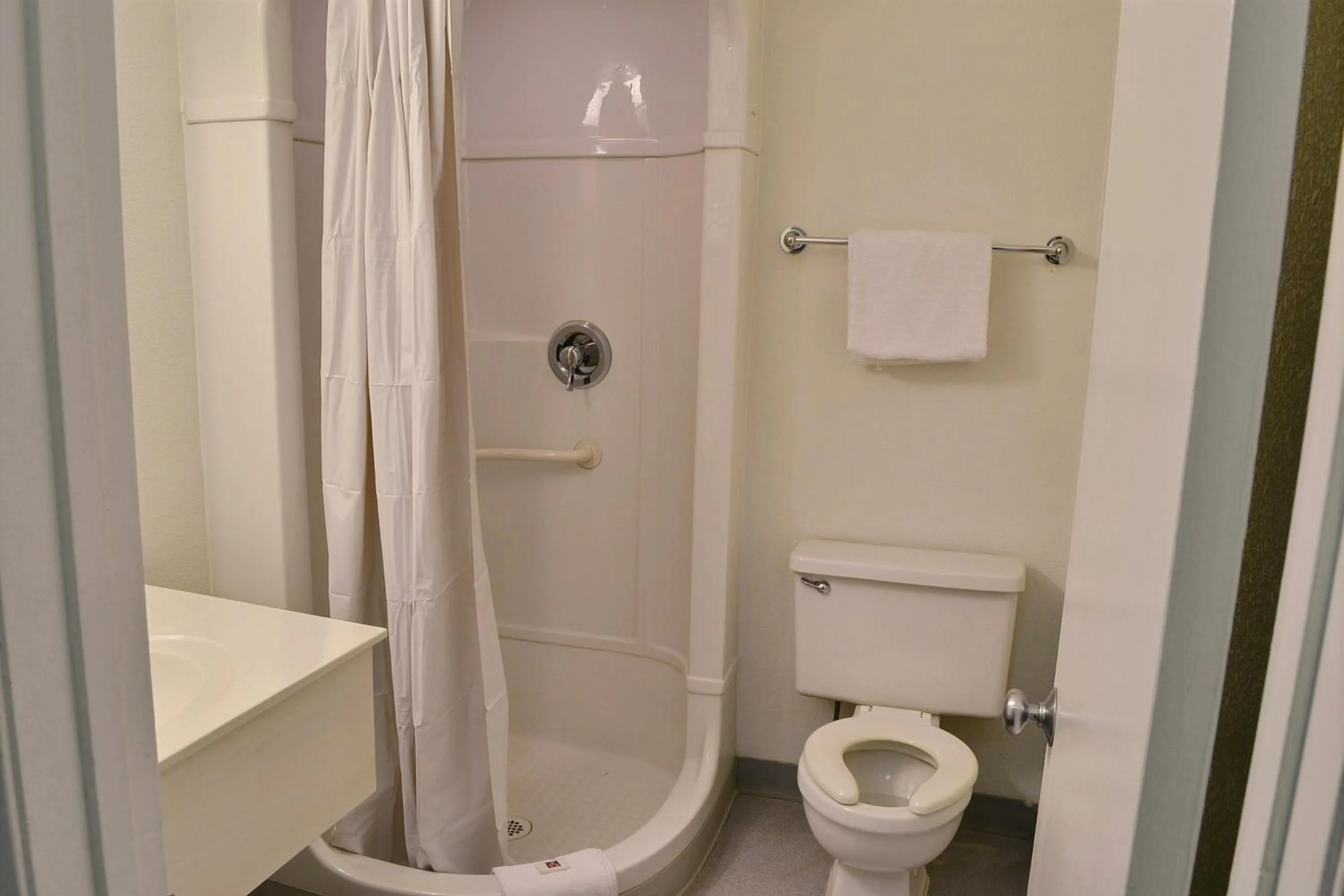 Bathroom in Motel 6-Billings, MT - South
