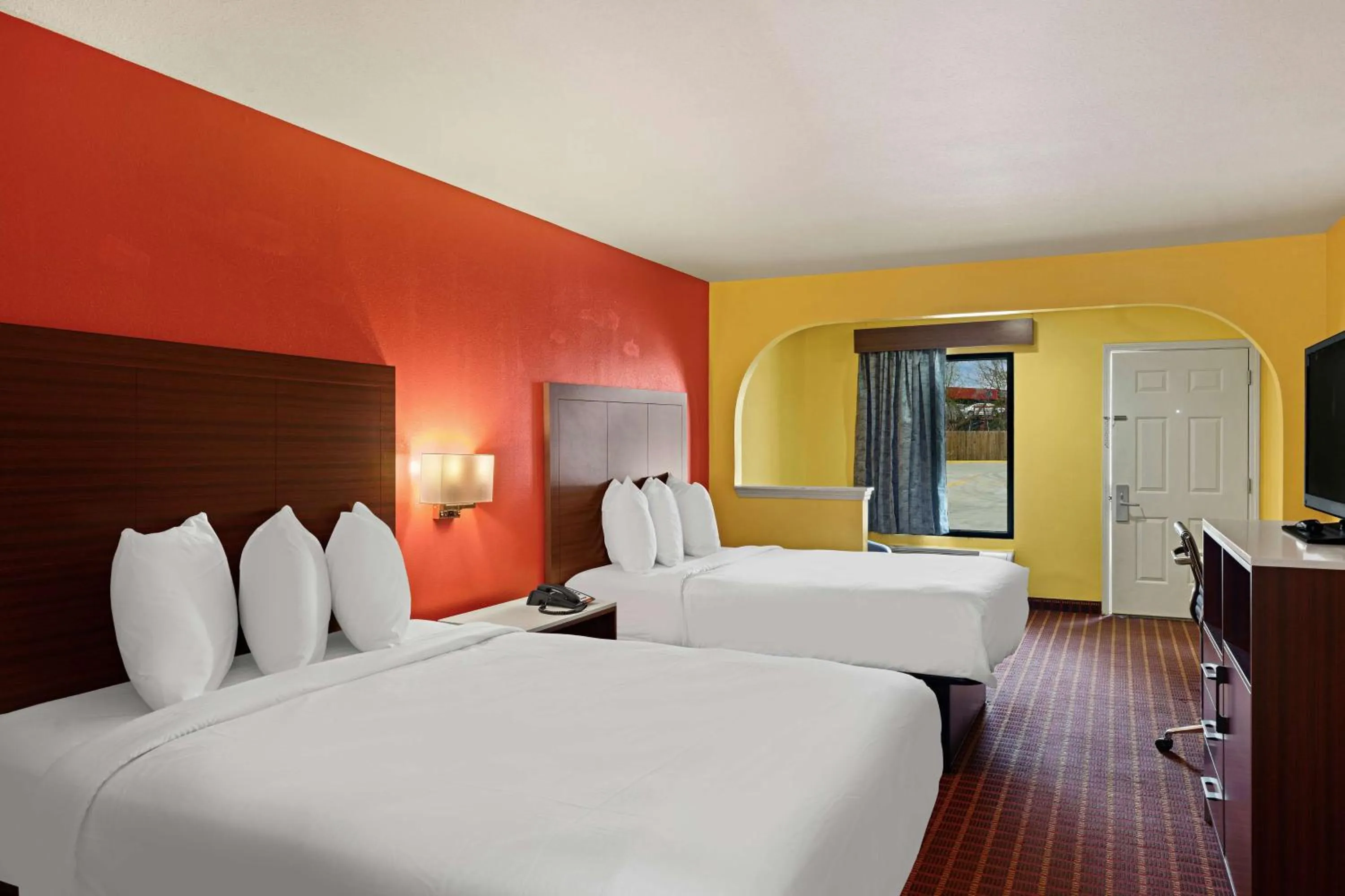 Bedroom, Bed in SureStay by Best Western Gulfport
