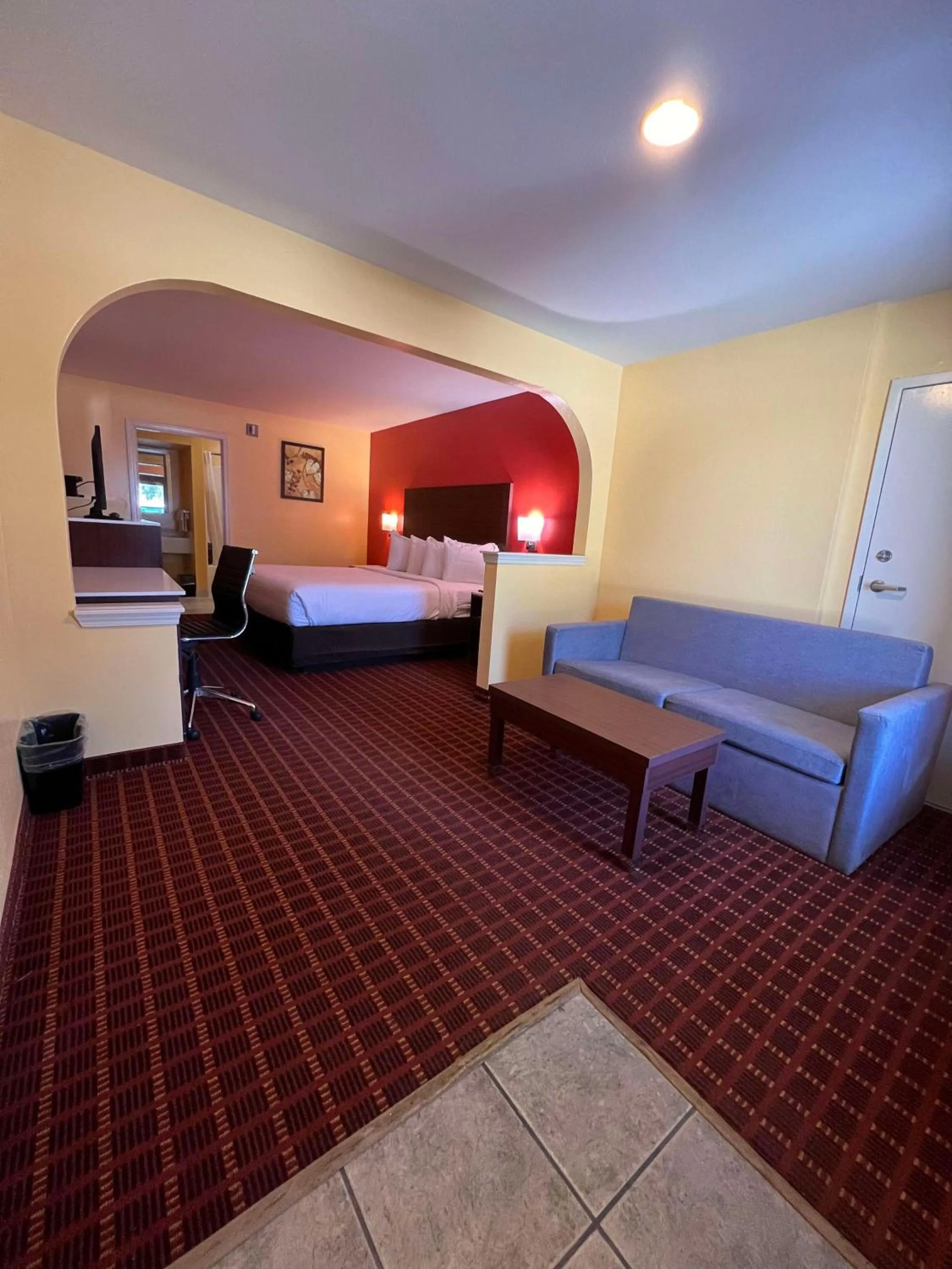 Bedroom, Bed in SureStay by Best Western Gulfport