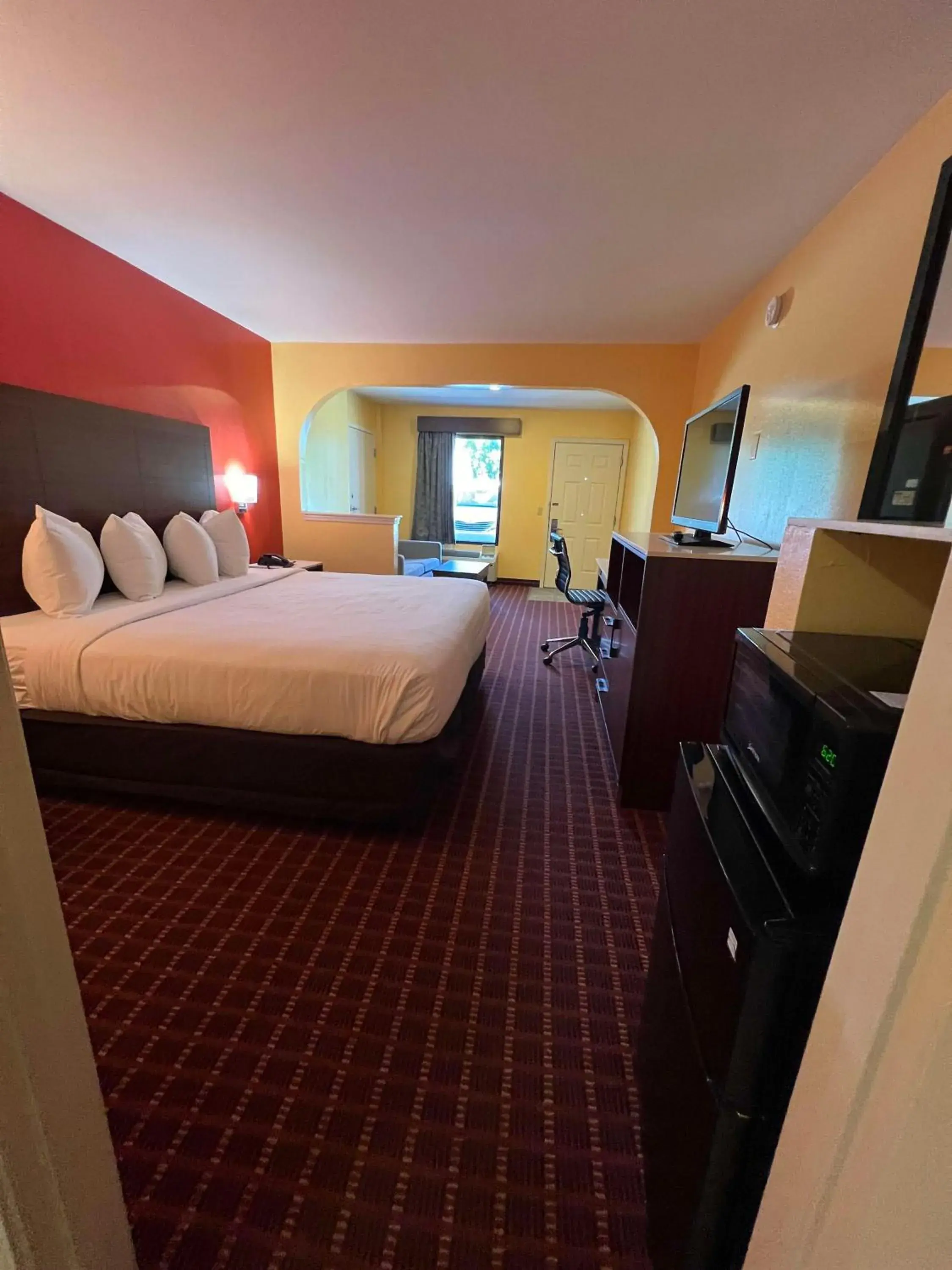 King Suite with Bath Tub - Disability Access/Non-Smoking in SureStay by Best Western Gulfport King Suite with Bath Tub - Disability Access/Non-Smoking in SureStay by Best Western Gulfport