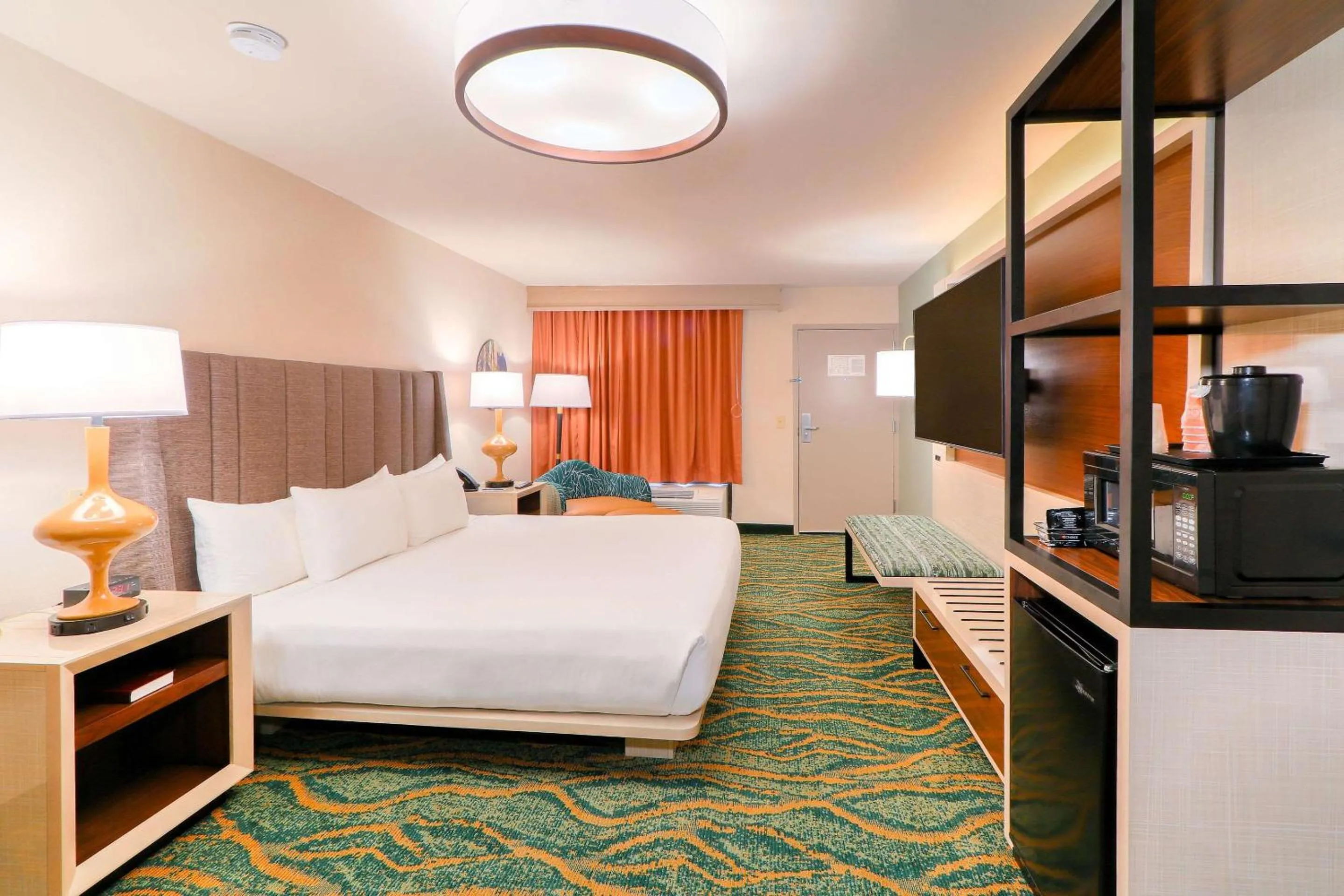 Bedroom, Bed in Quality Inn Near the Island Pigeon Forge