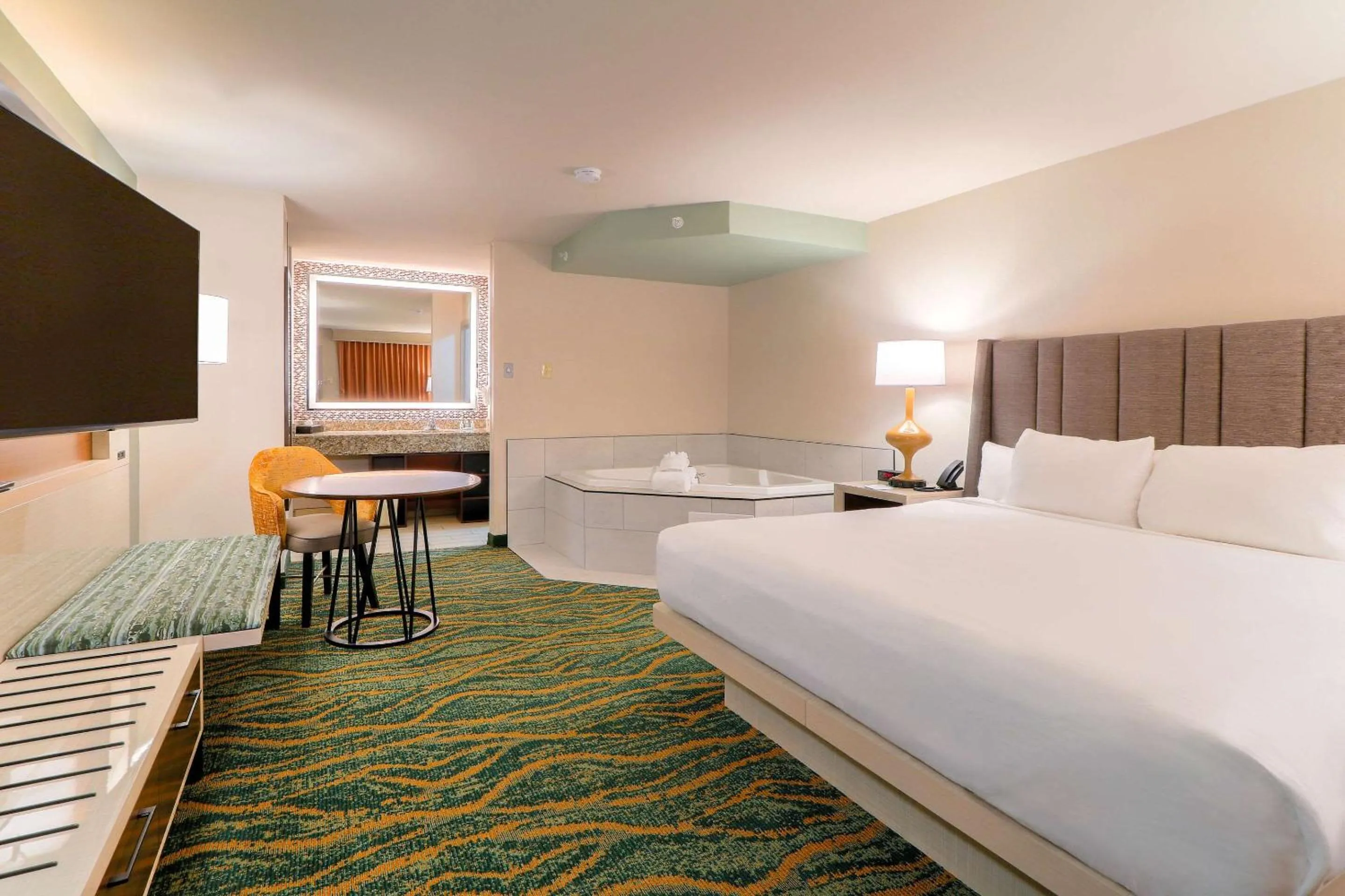 Bedroom, Bed in Quality Inn Near the Island Pigeon Forge