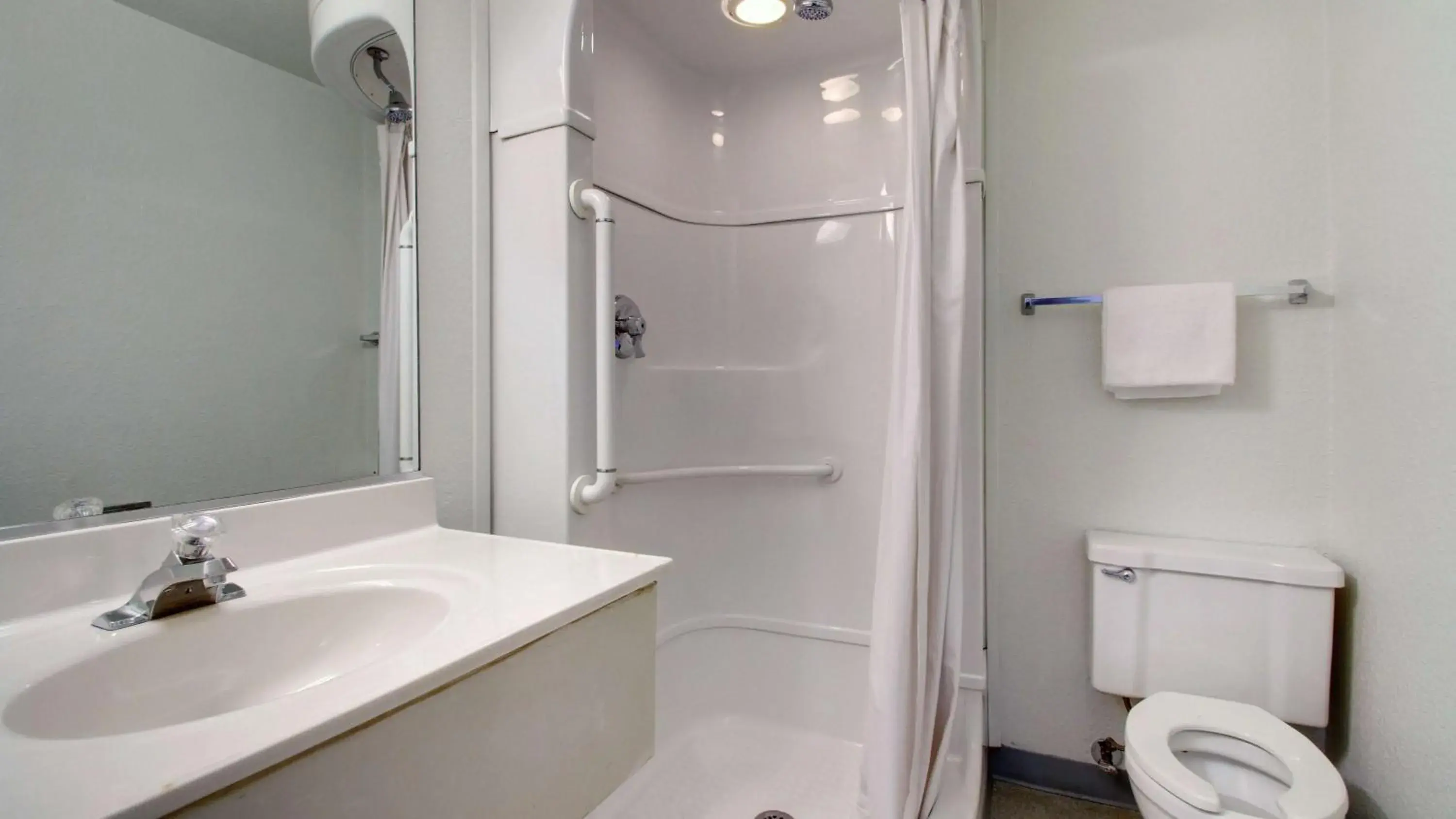 Quadruple Room - Disability Access in Motel 6-Owensboro, KY Quadruple Room - Disability Access in Motel 6-Owensboro, KY