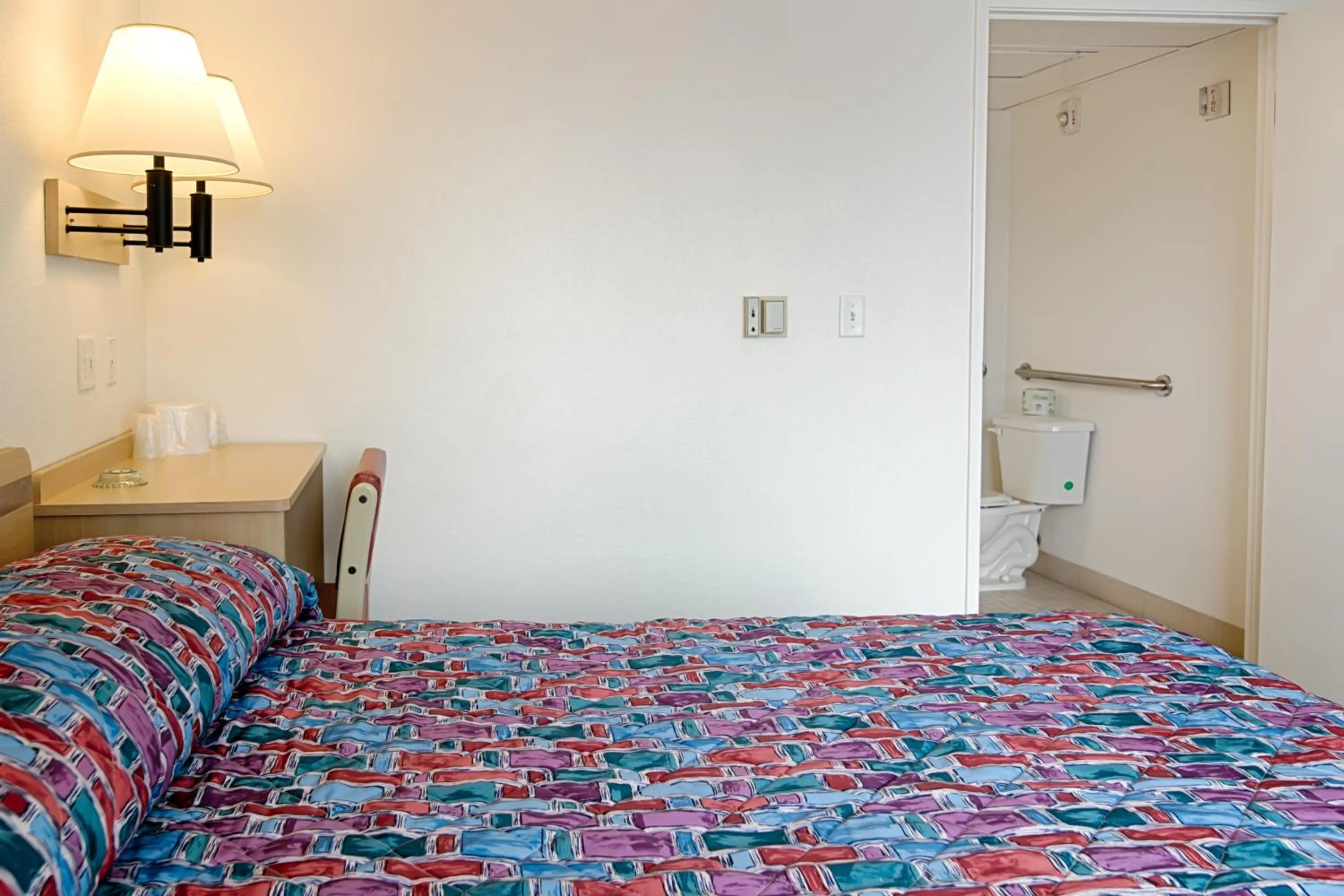 Bedroom, Bed in Motel 6-Winnemucca, NV