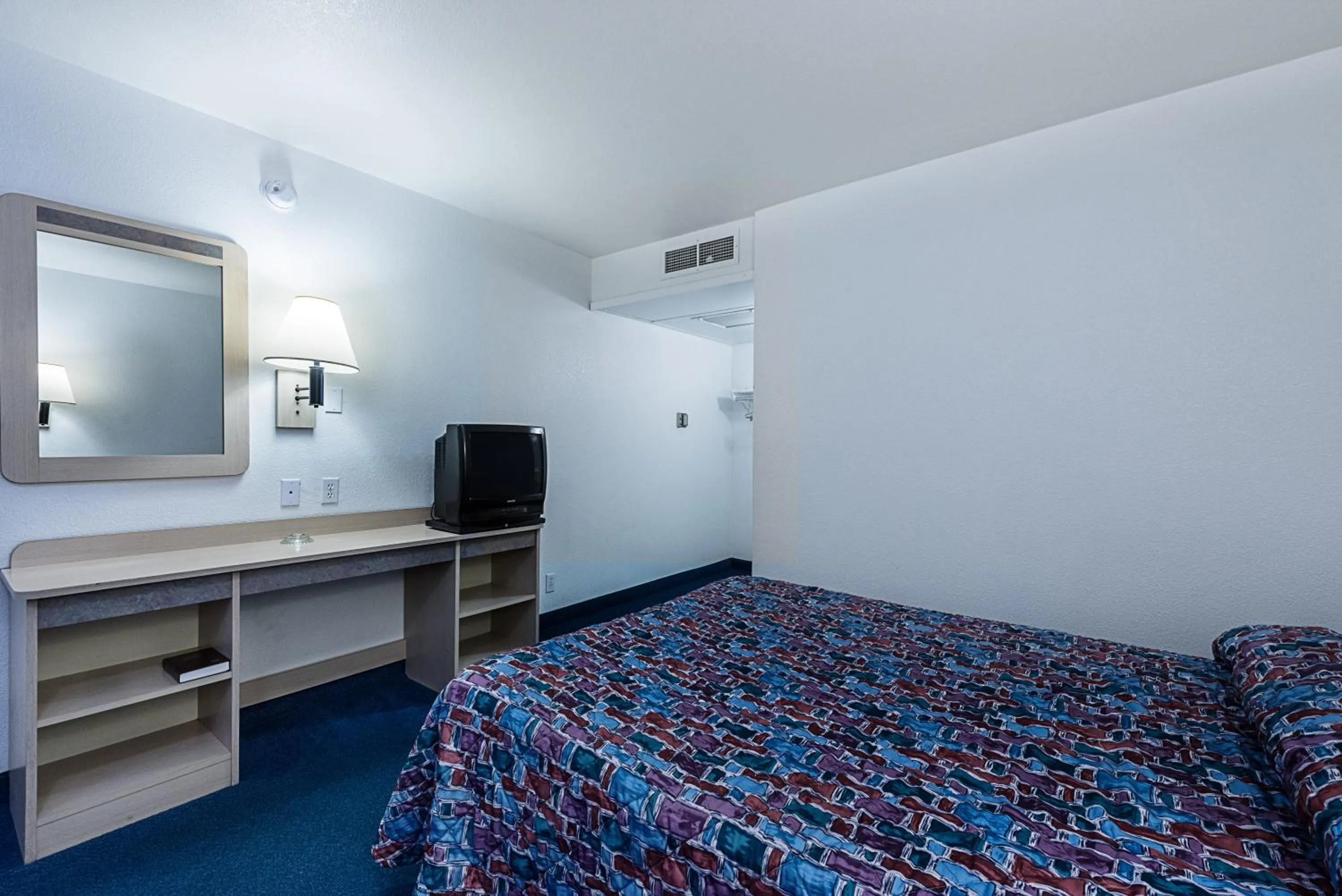 Photo of the whole room, Bed in Motel 6-Winnemucca, NV