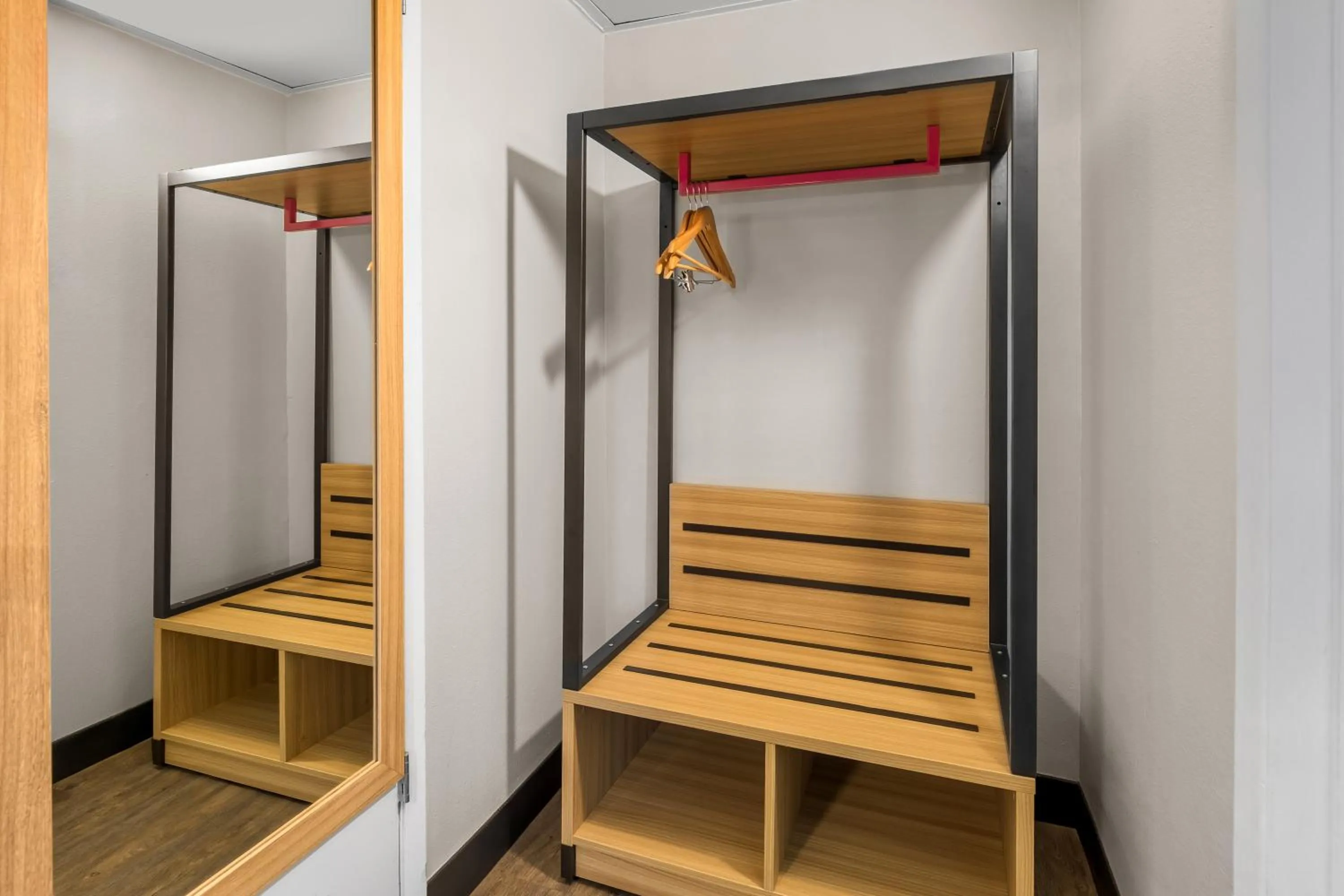 wardrobe in Park Inn by Radisson, Winnemucca