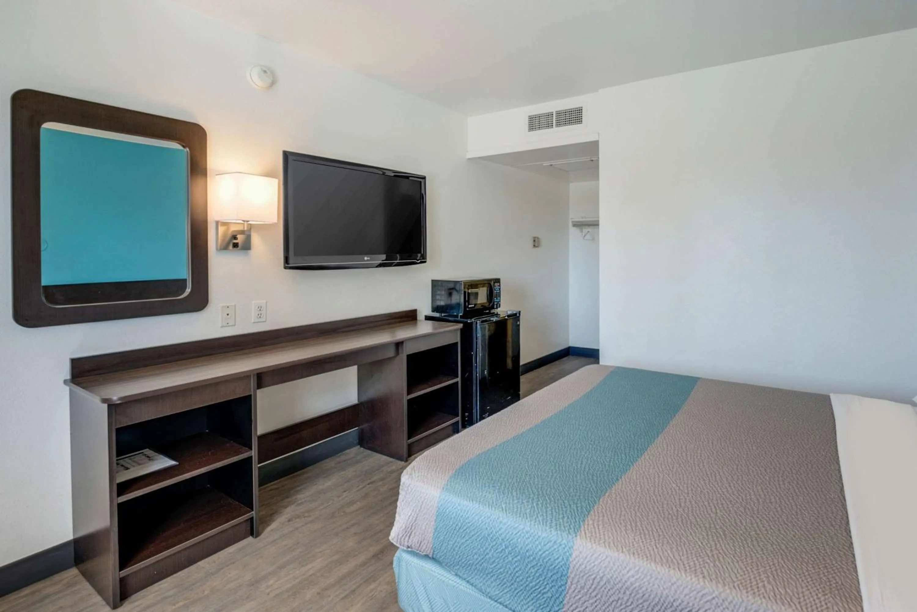 Photo of the whole room, Bed in Motel 6-Winnemucca, NV