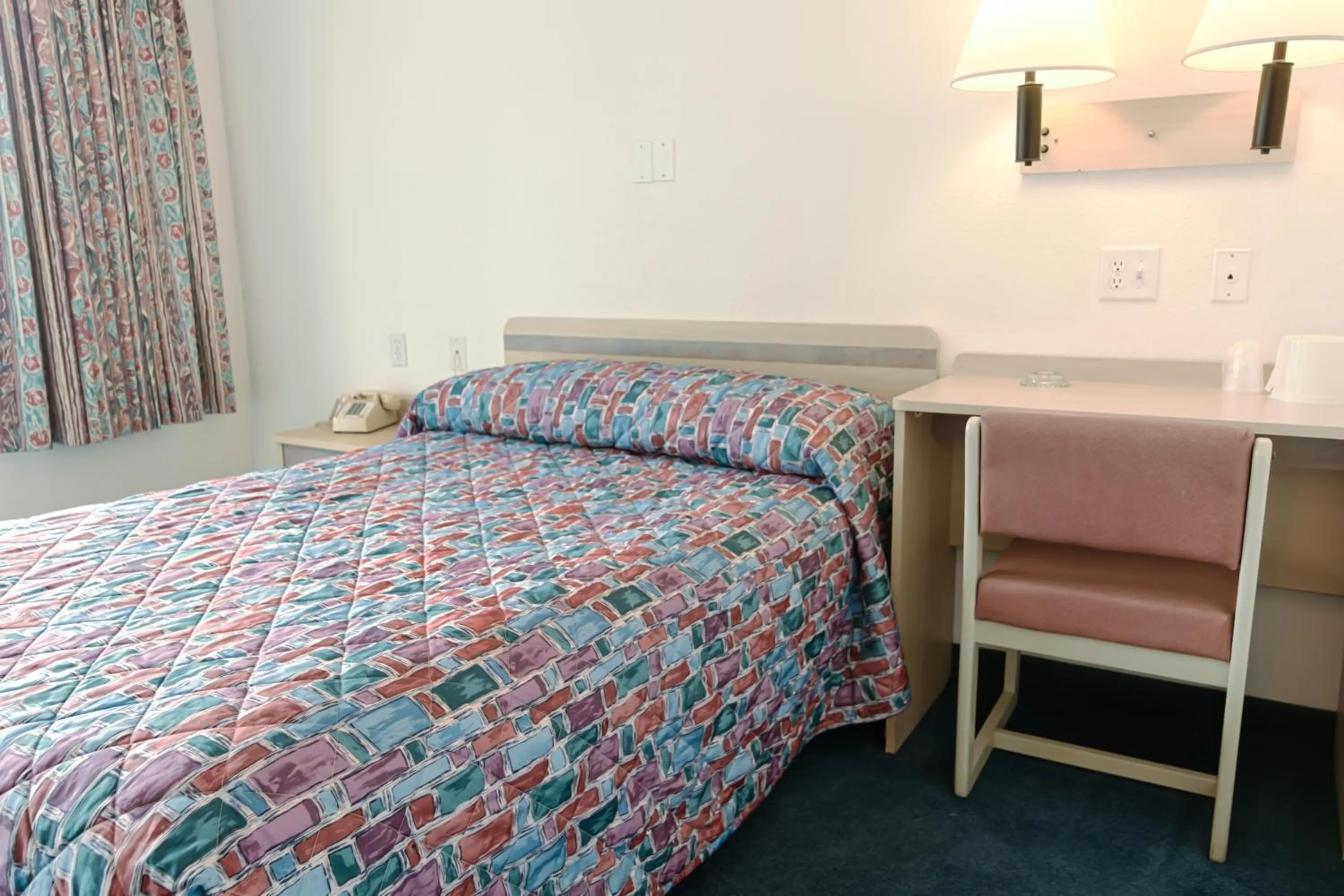 Bedroom, Bed in Motel 6-Winnemucca, NV
