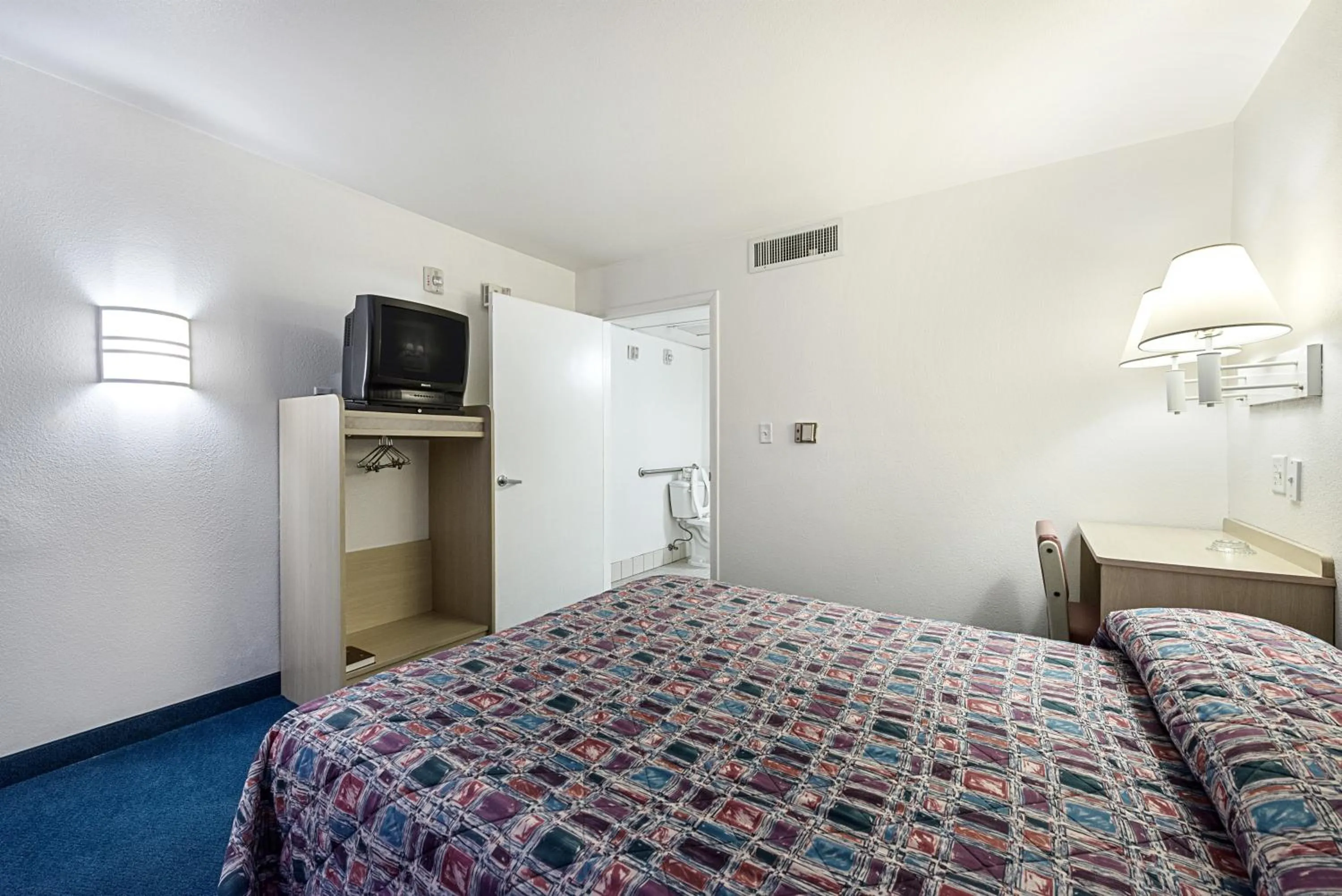 Photo of the whole room, Bed in Motel 6-Winnemucca, NV