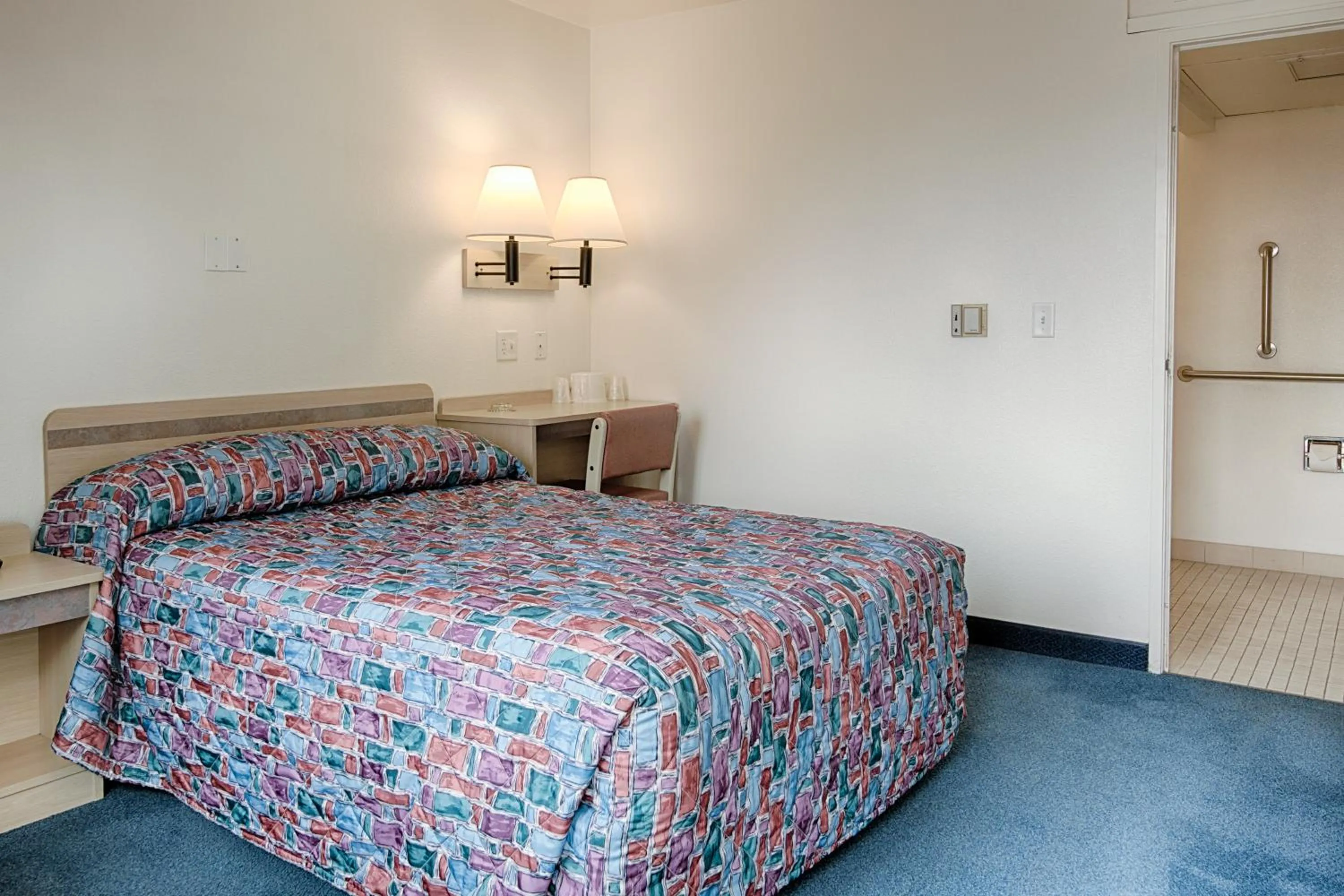 Bedroom, Bed in Motel 6-Winnemucca, NV