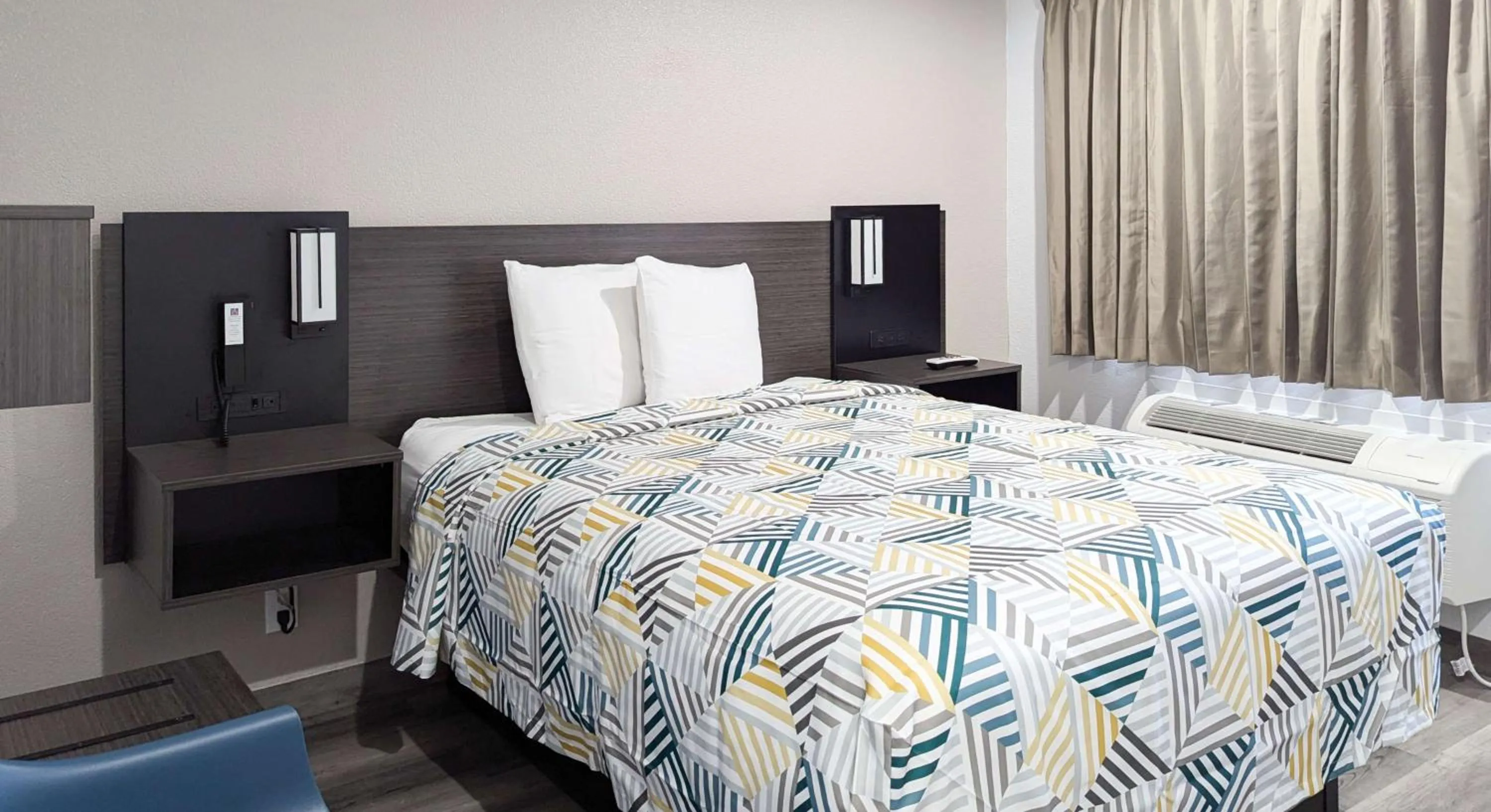 Bedroom, Bed in Motel 6-Victoria, TX