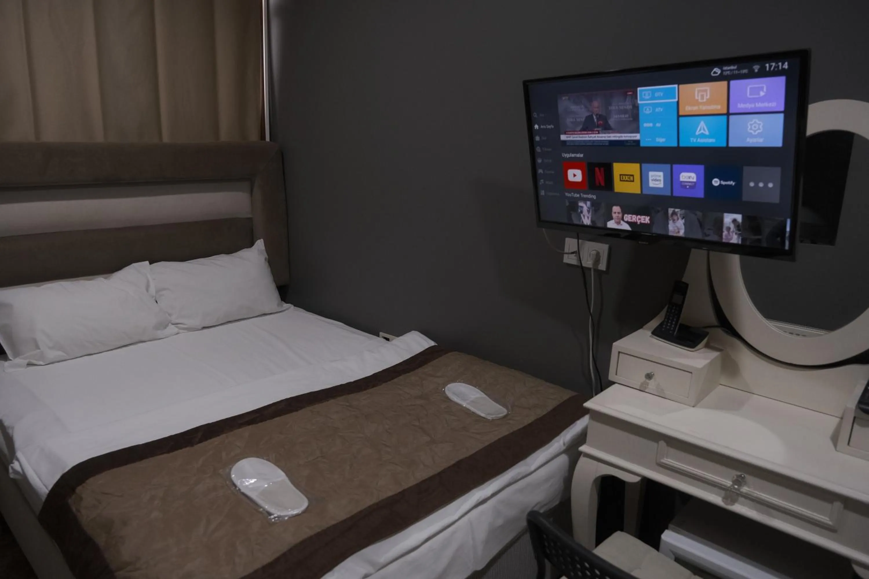 Photo of the whole room, Bed in Florya House Hotel