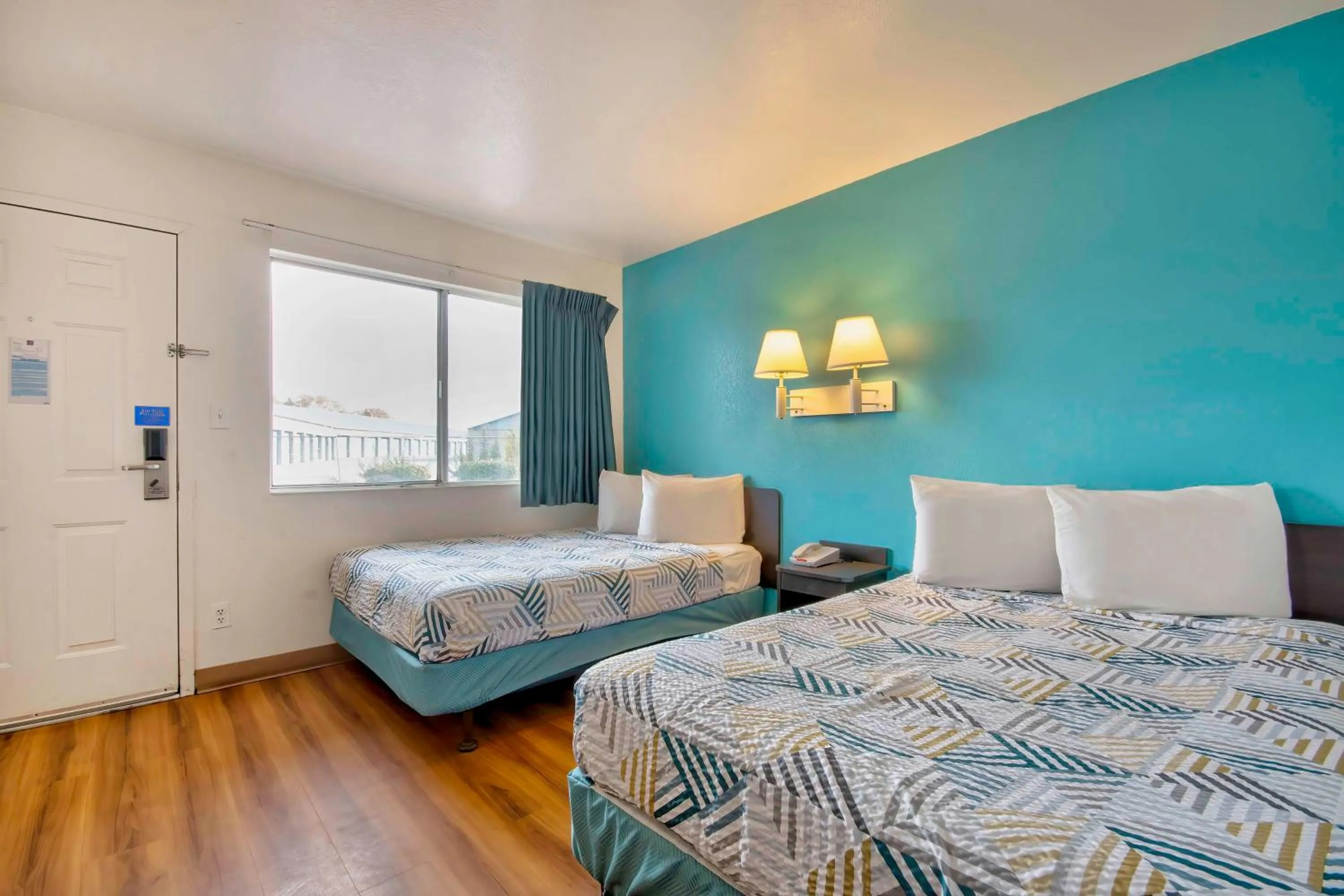 Bedroom, Bed in Motel 6-Farmington, NM