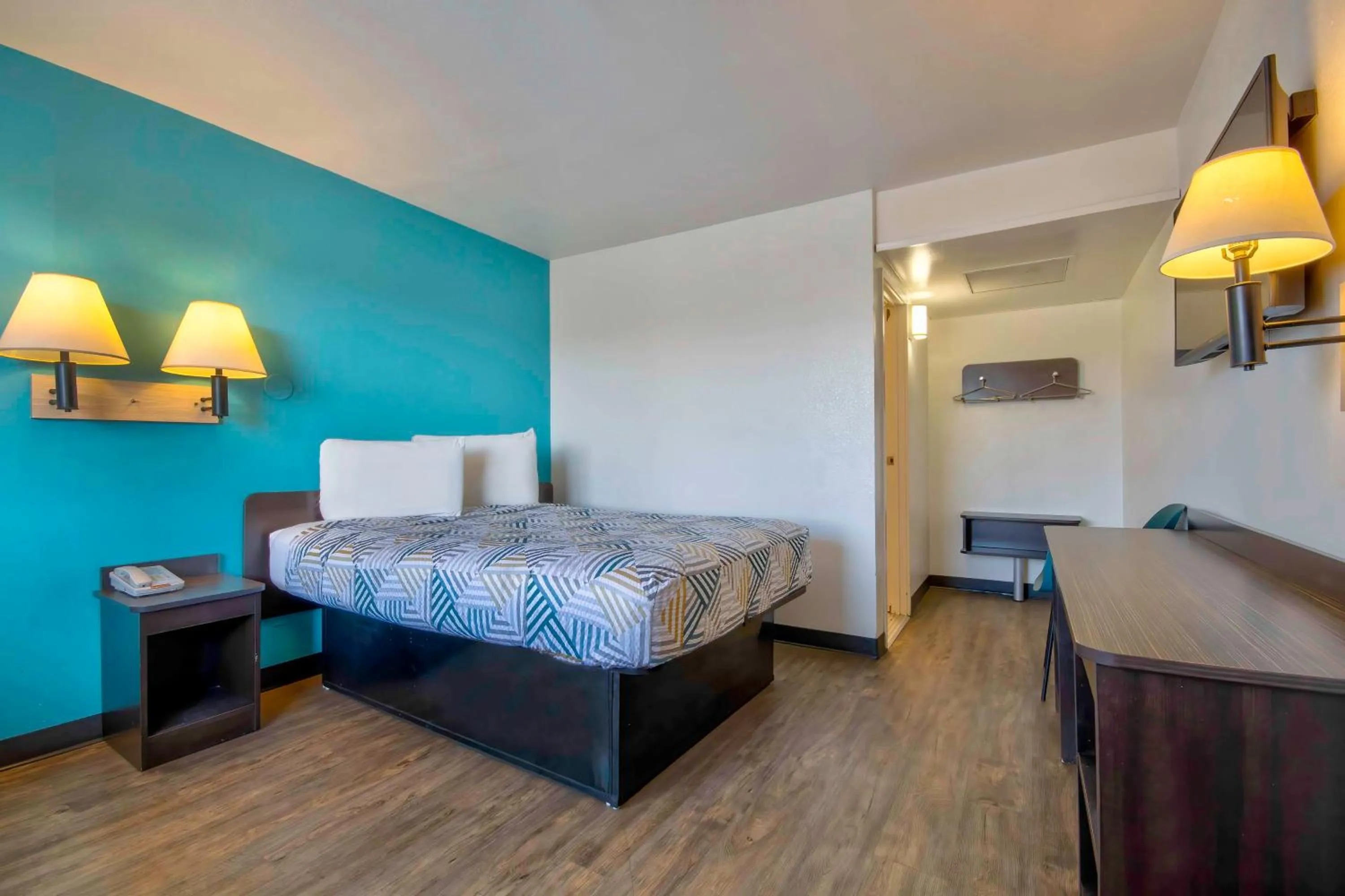 Bedroom, Bed in Motel 6-Farmington, NM