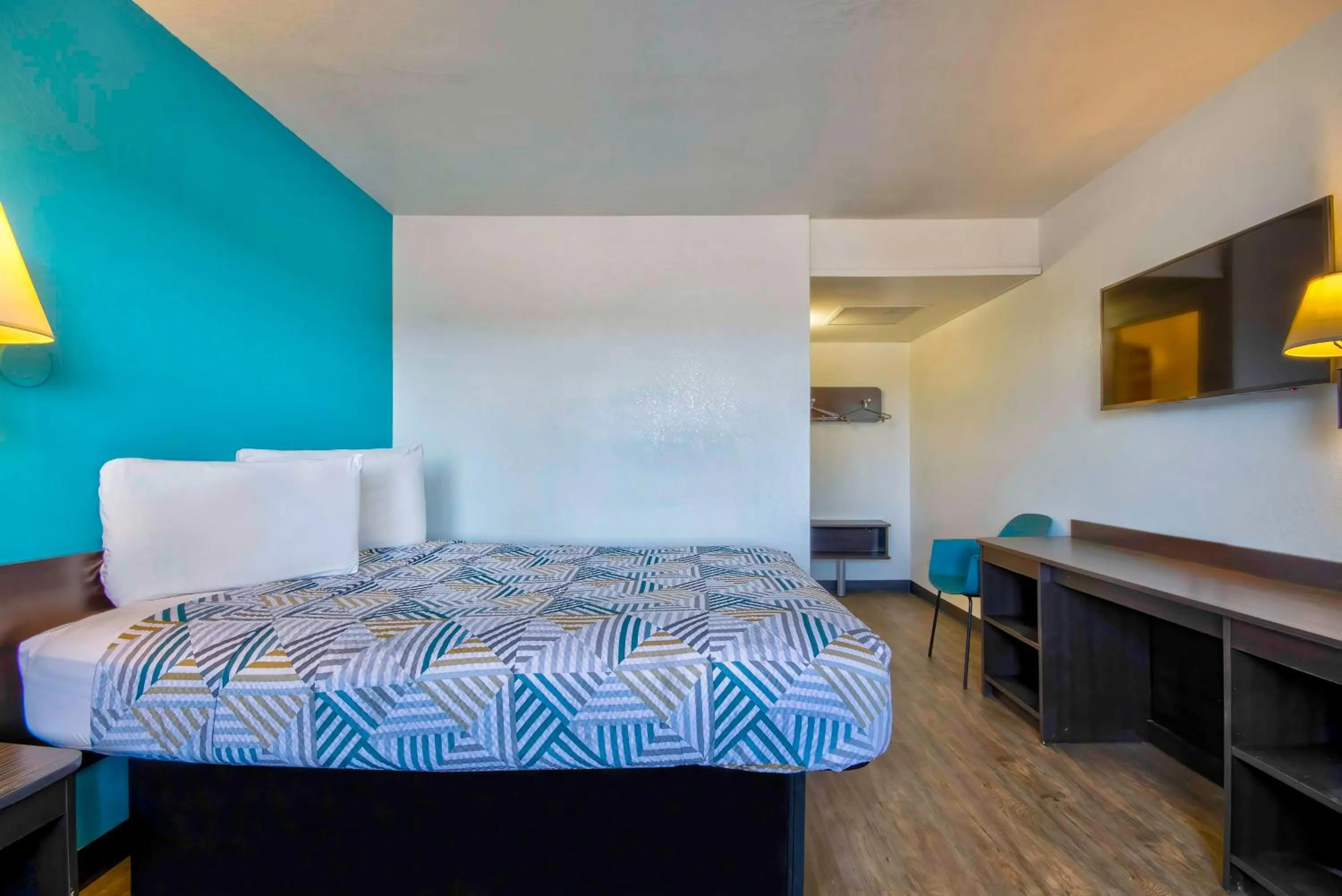 Bedroom, Bed in Motel 6-Farmington, NM