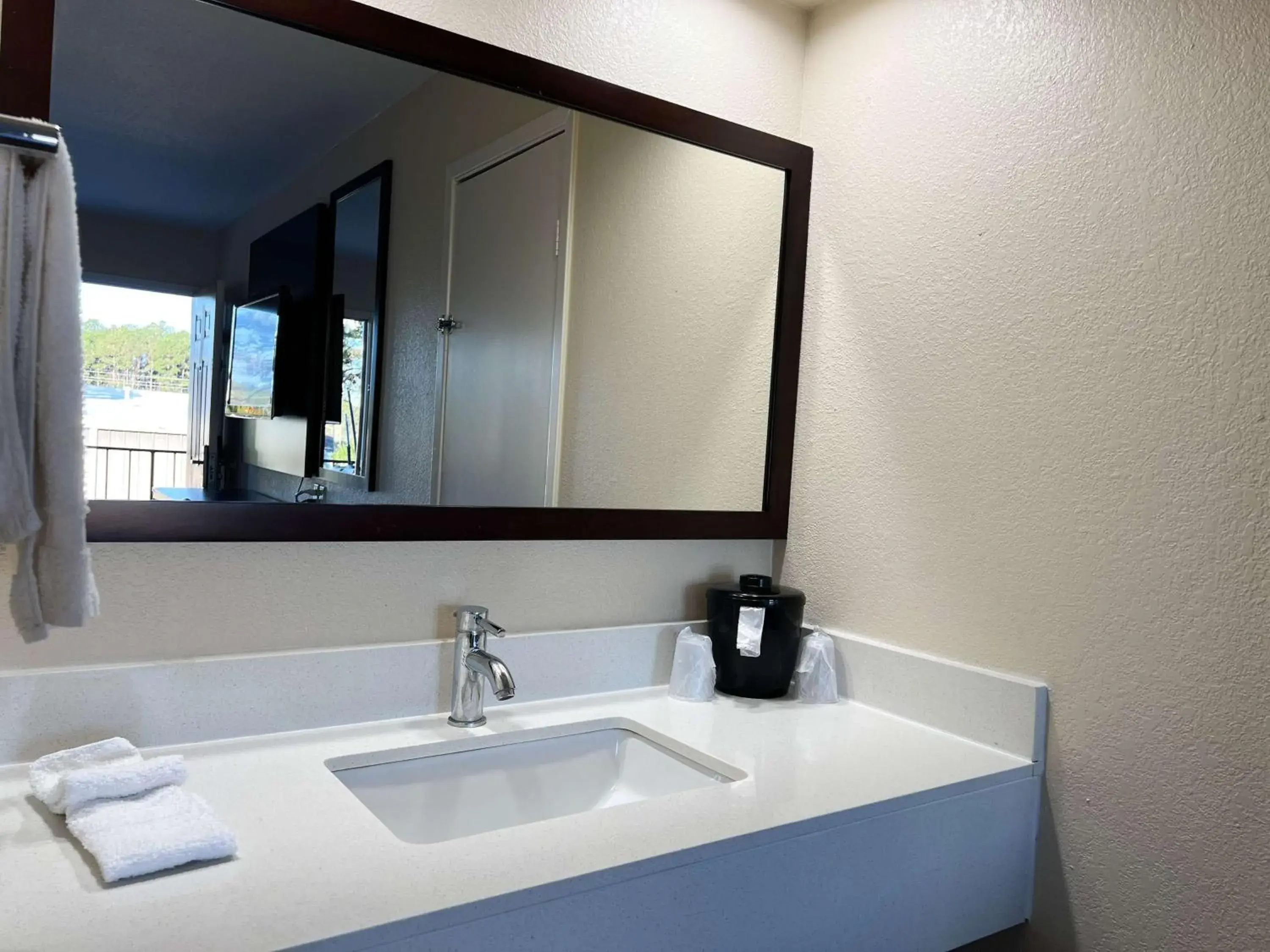 Standard King Room - Non-Smoking in Motel 6 Hattiesburg, MS Standard King Room - Non-Smoking in Motel 6 Hattiesburg, MS