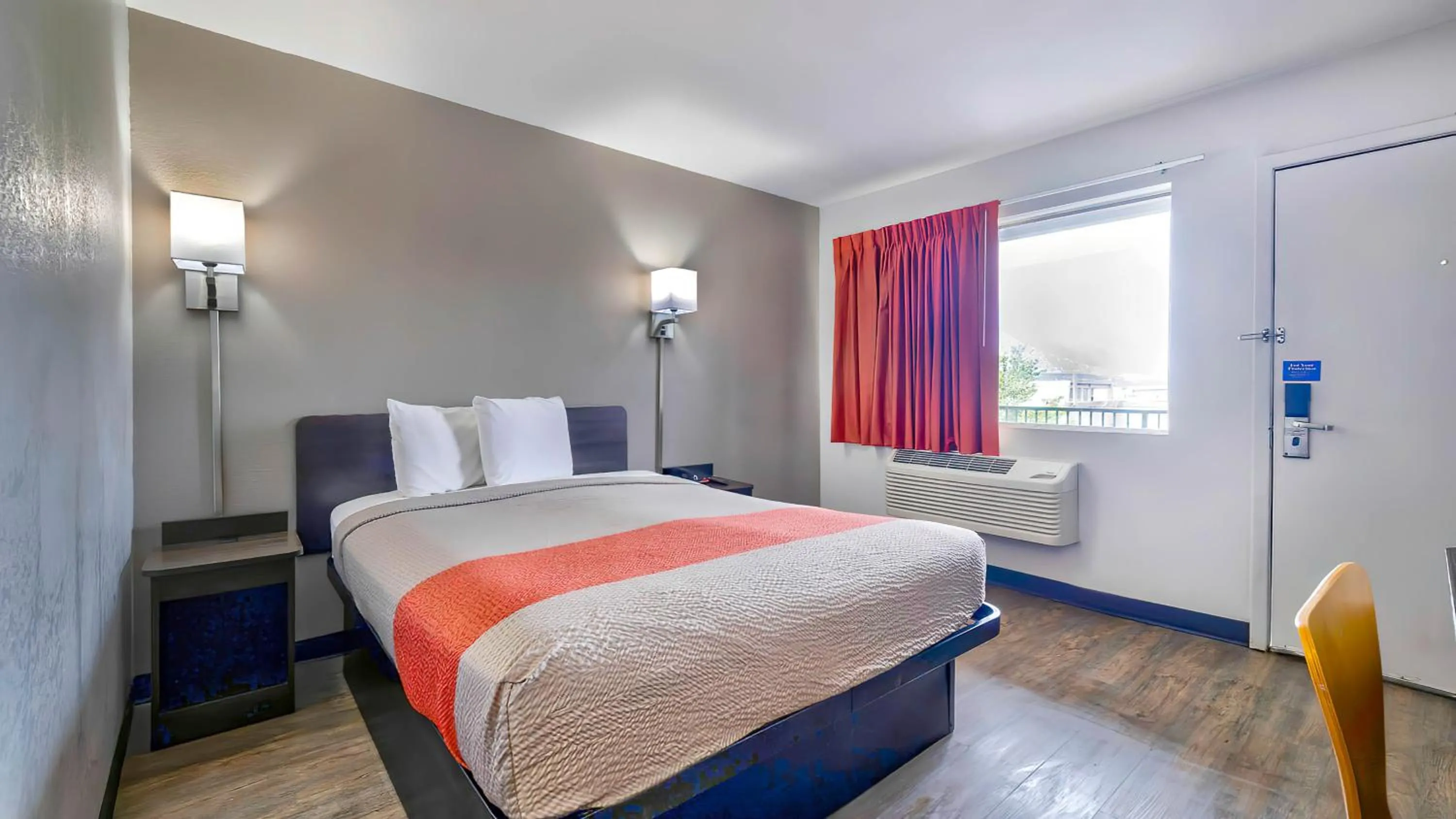 Photo of the whole room, Bed in Motel 6-Gallup, NM