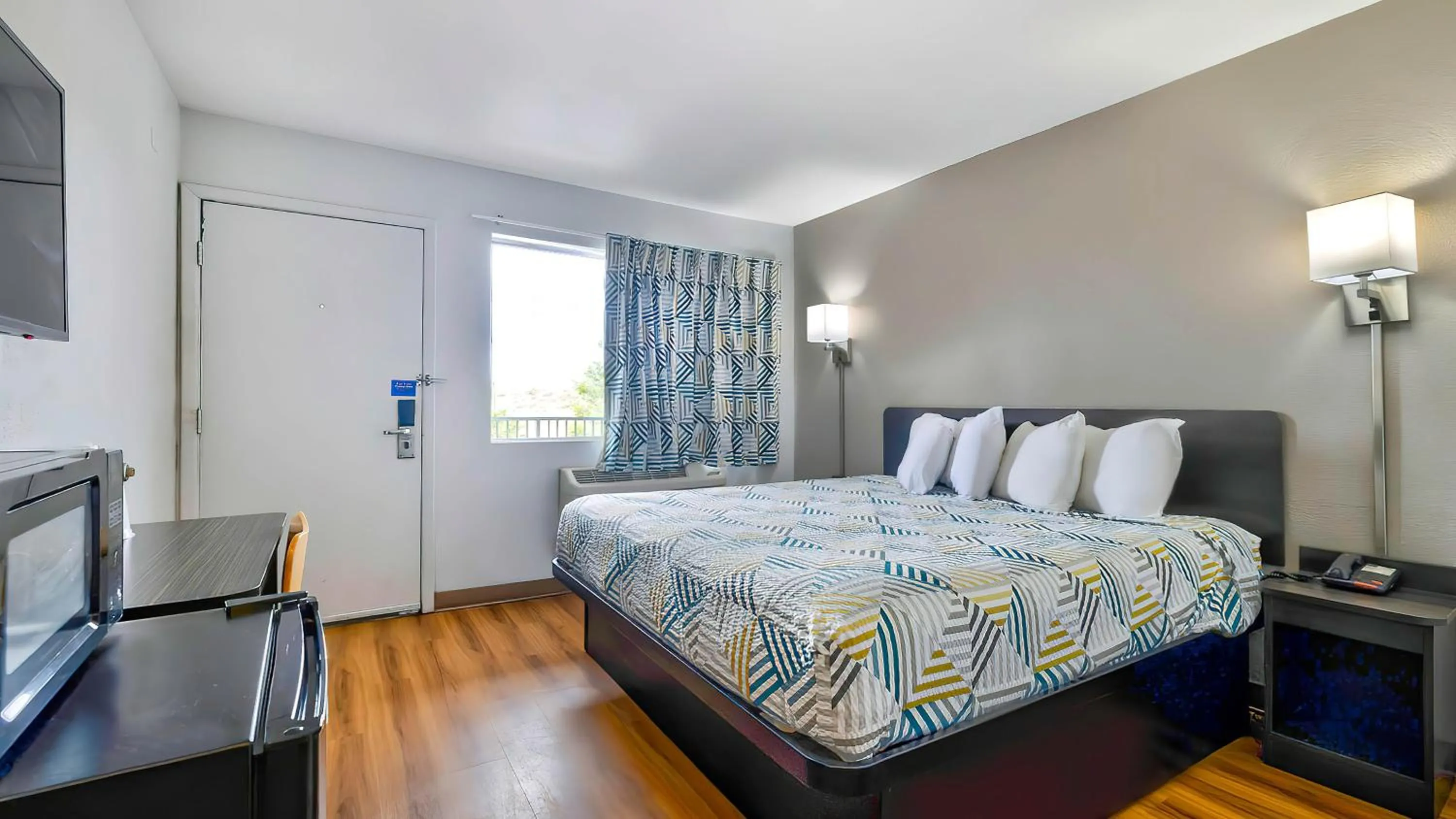 Photo of the whole room, Bed in Motel 6-Gallup, NM