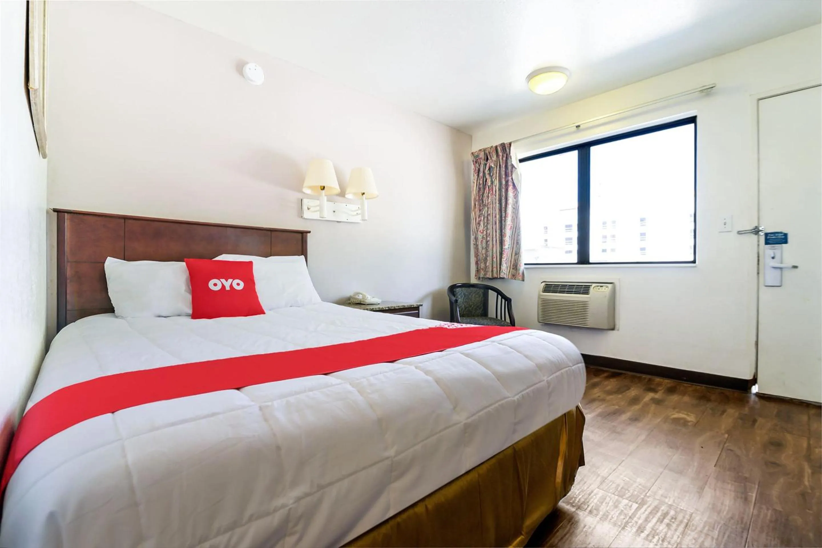 Bedroom in OYO Hotel South Bend - Campus