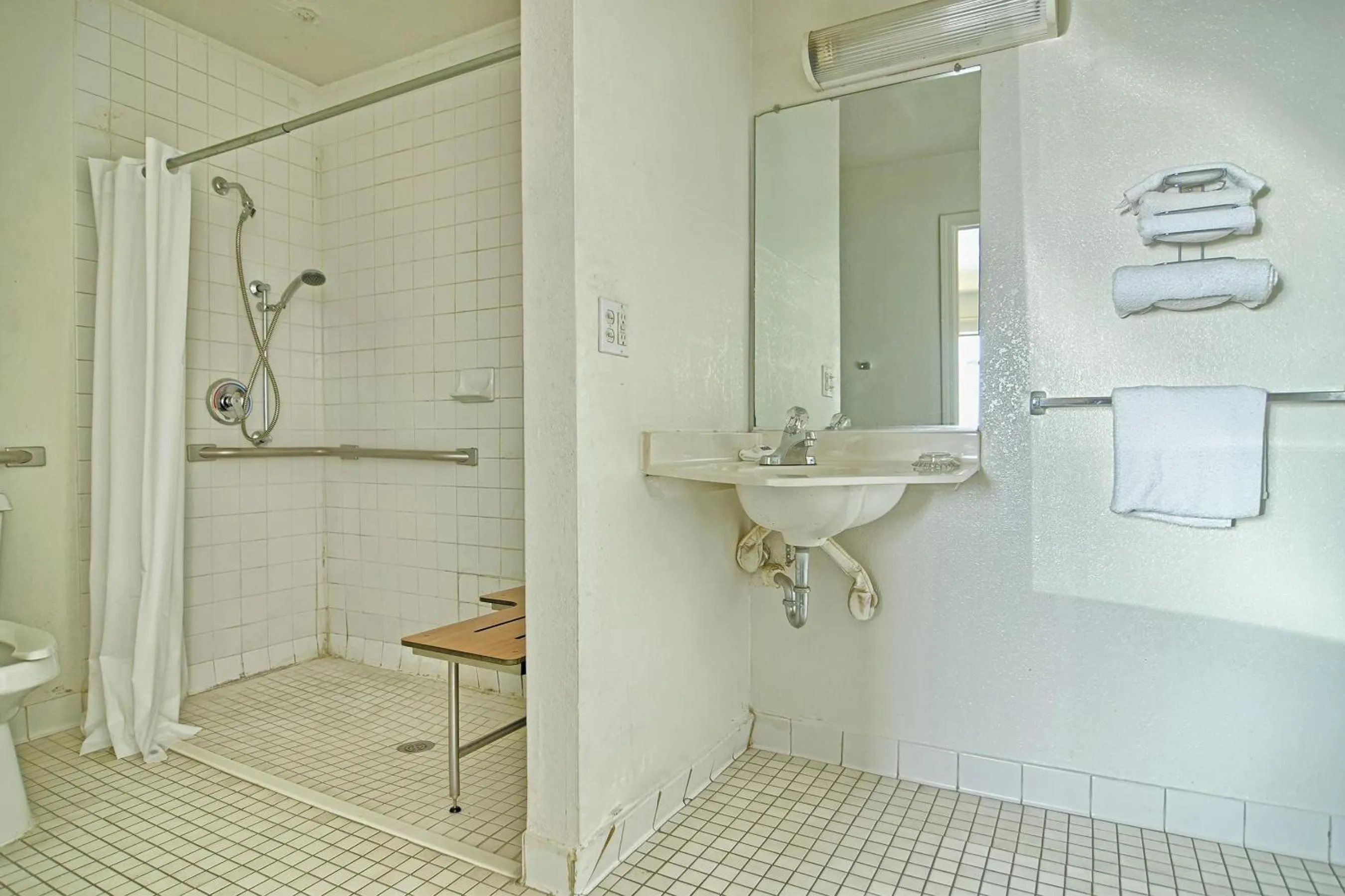 Bathroom in Skyline Inn