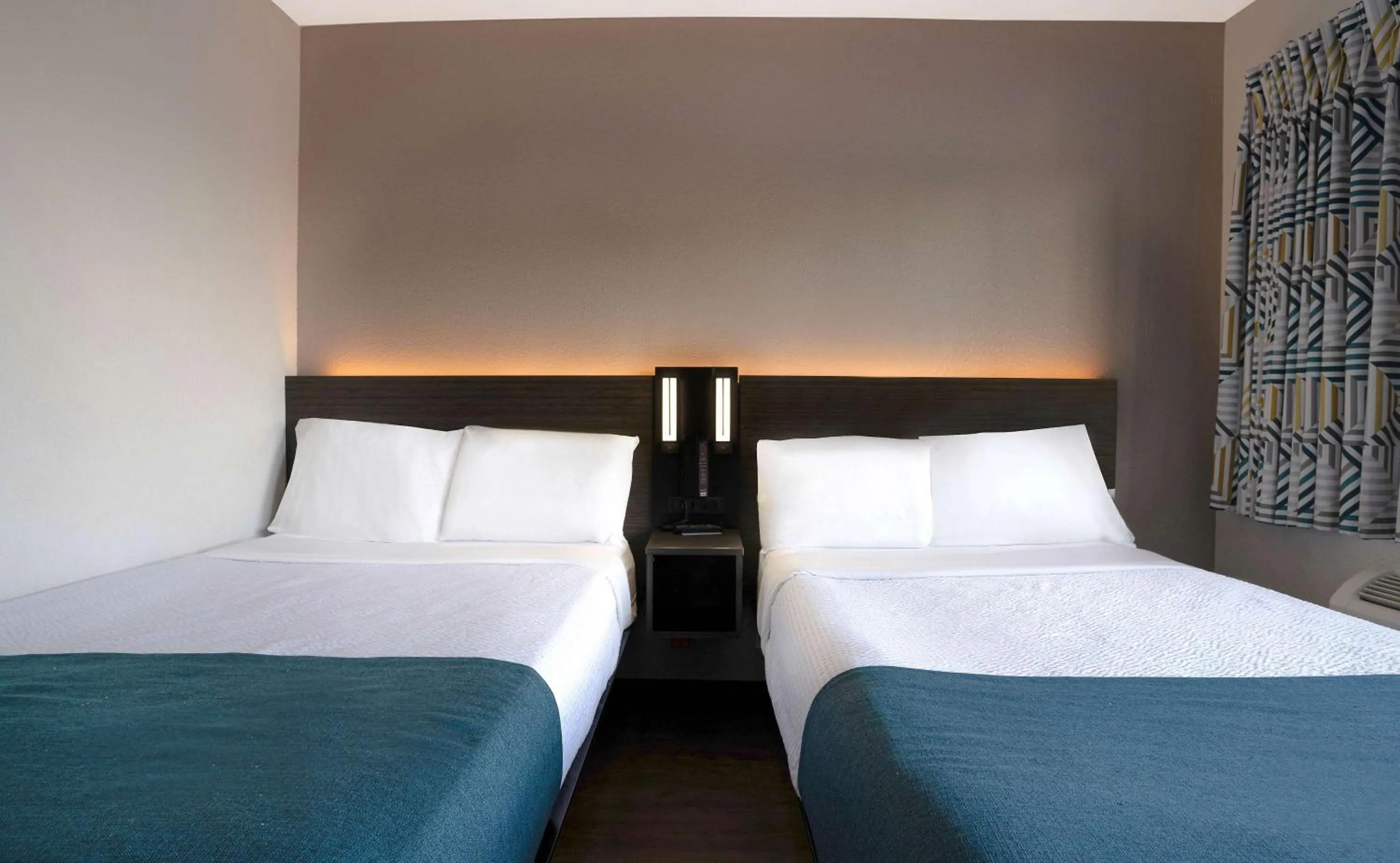 Bedroom, Bed in Motel 6-Bakersfield, CA - South