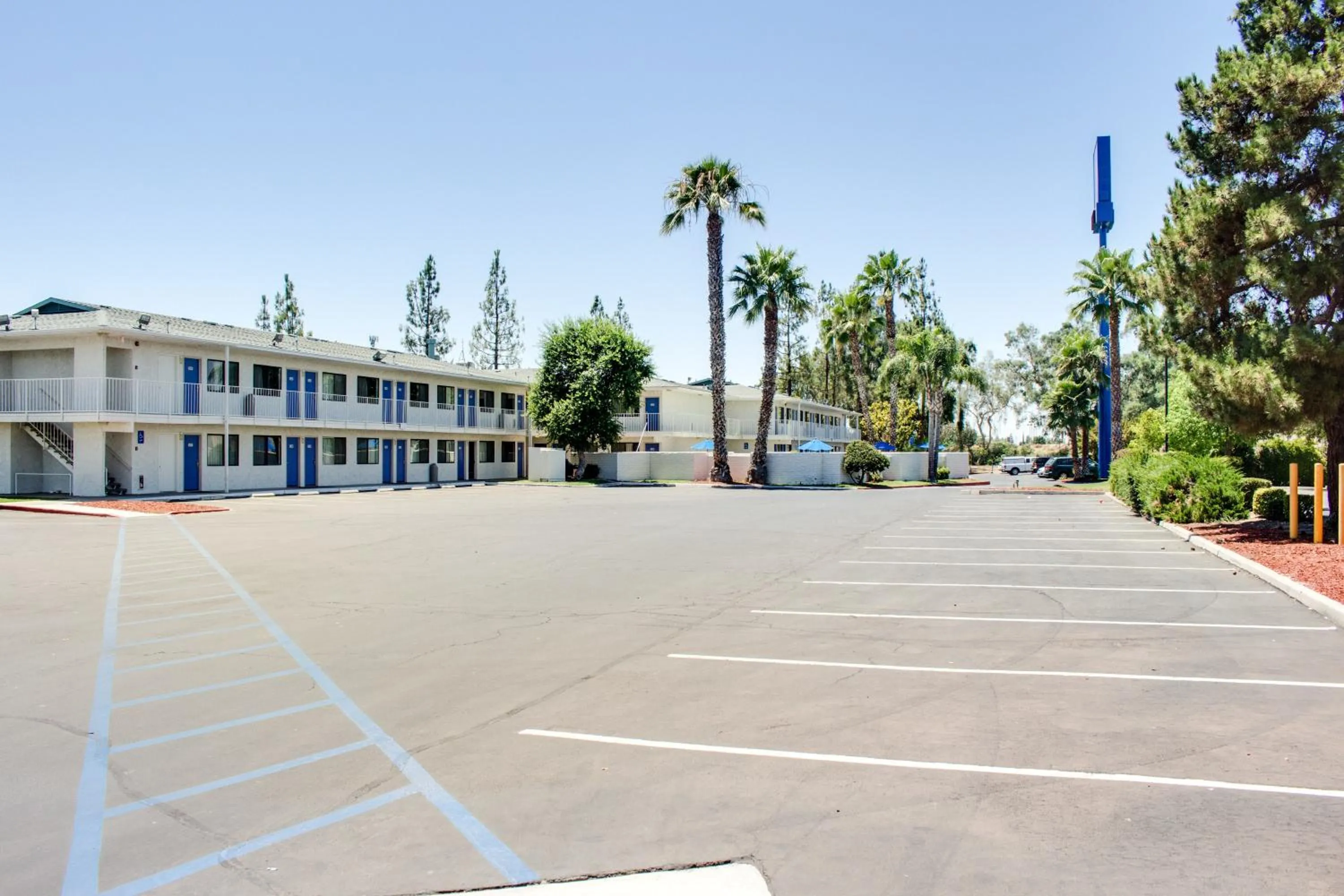 Facade/entrance in Motel 6-Bakersfield, CA - South
