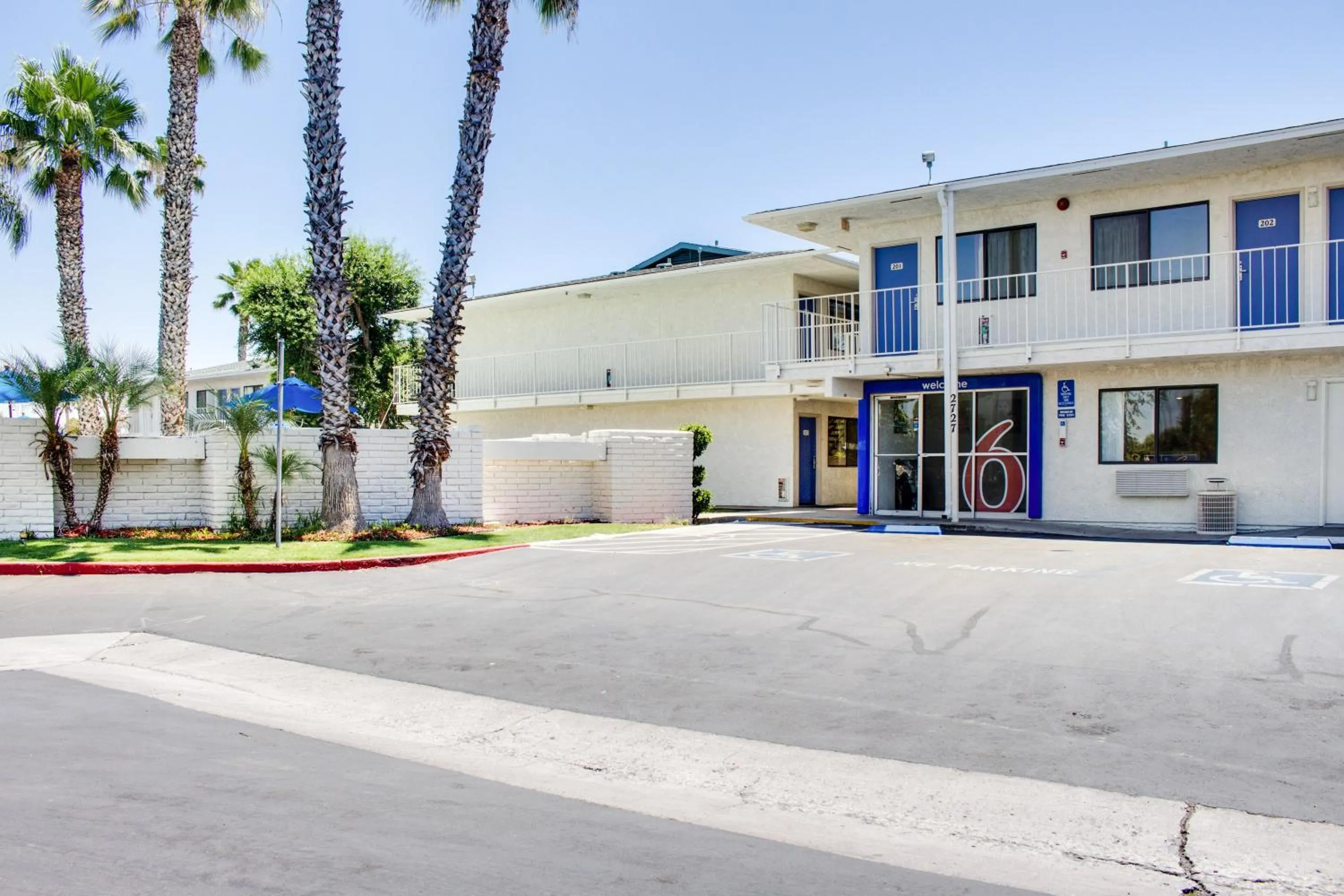 Facade/entrance in Motel 6-Bakersfield, CA - South