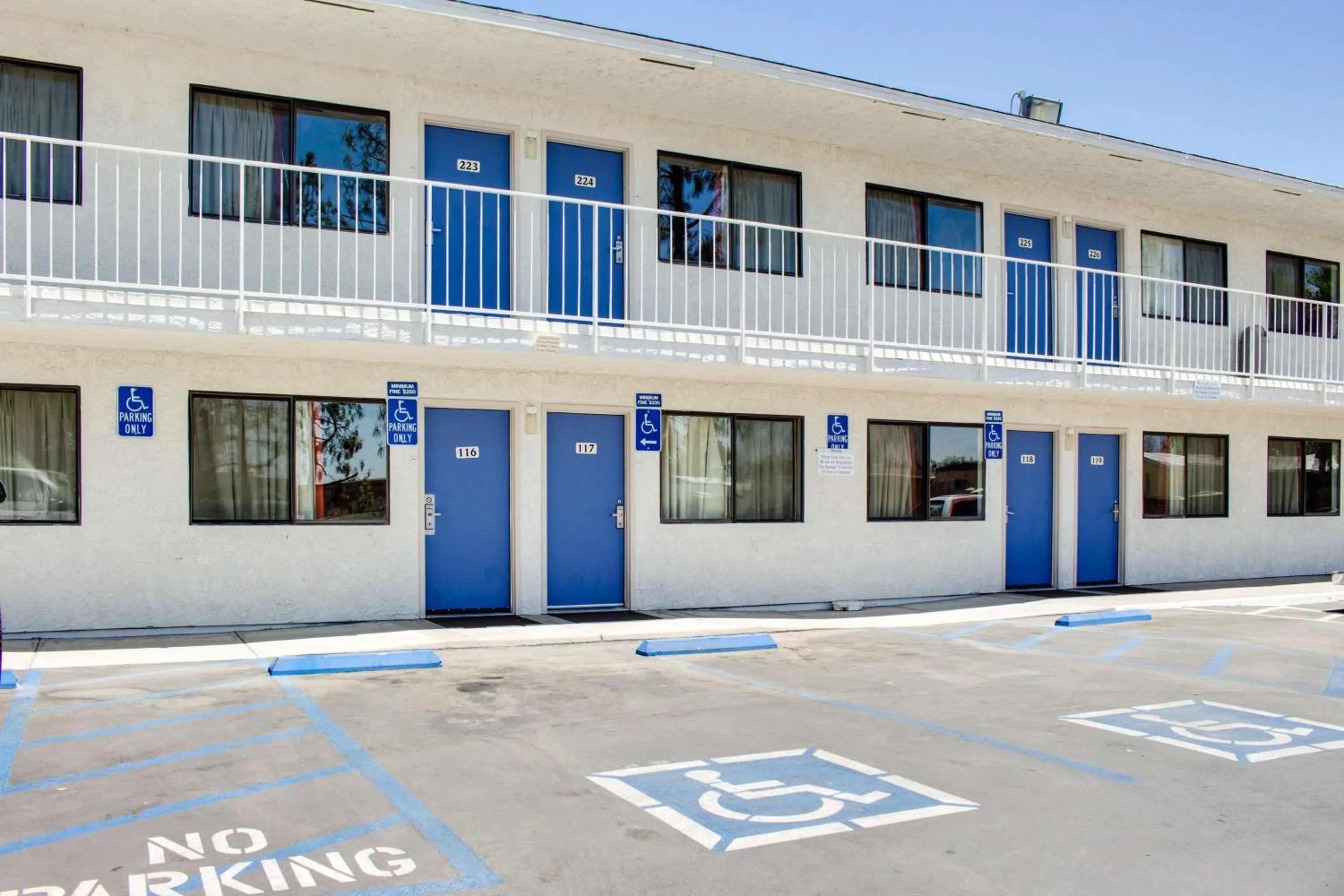 Property building in Motel 6-Bakersfield, CA - South