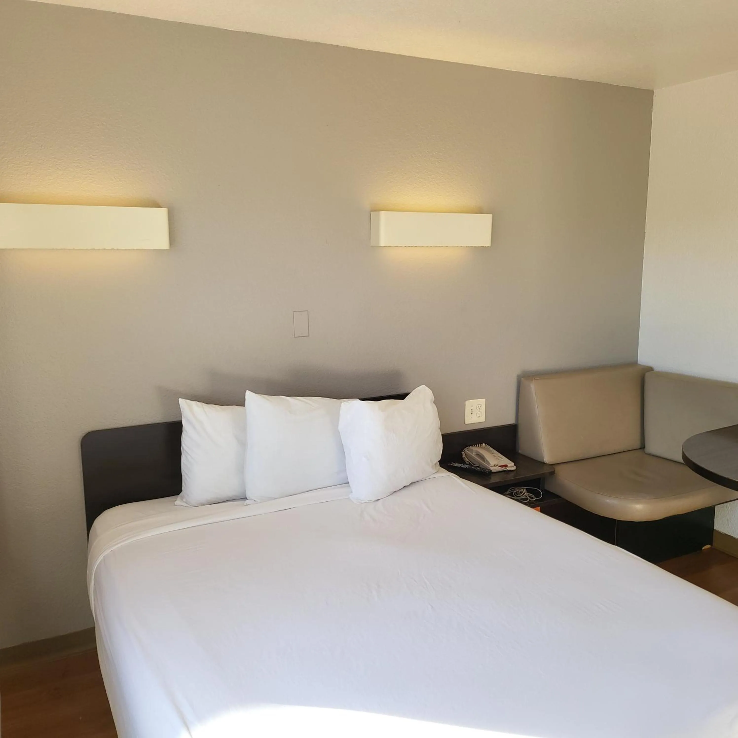 Bed in Motel 6-Santa Clara, CA