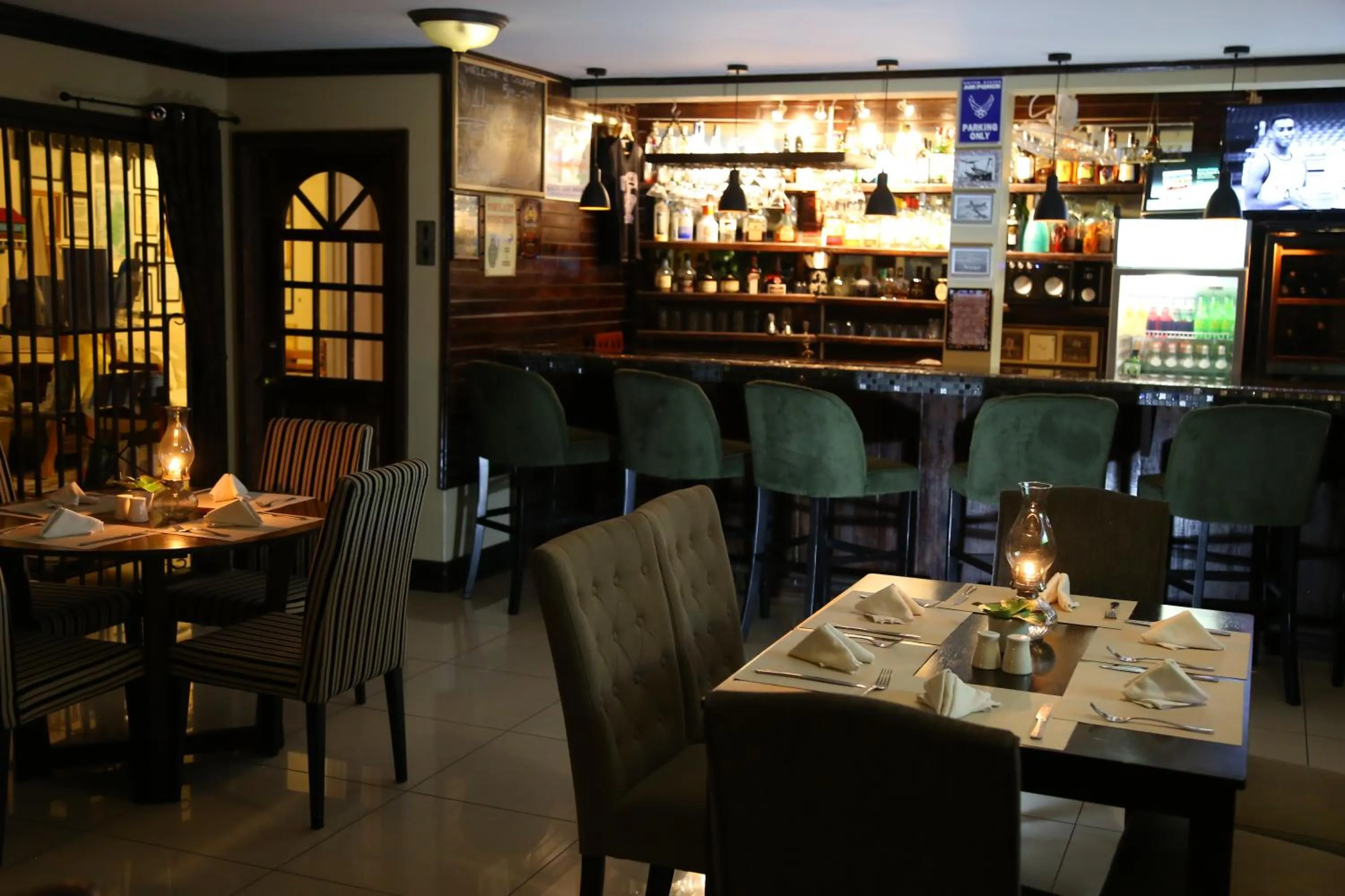 Restaurant/places to eat in Harmony Marina Suites