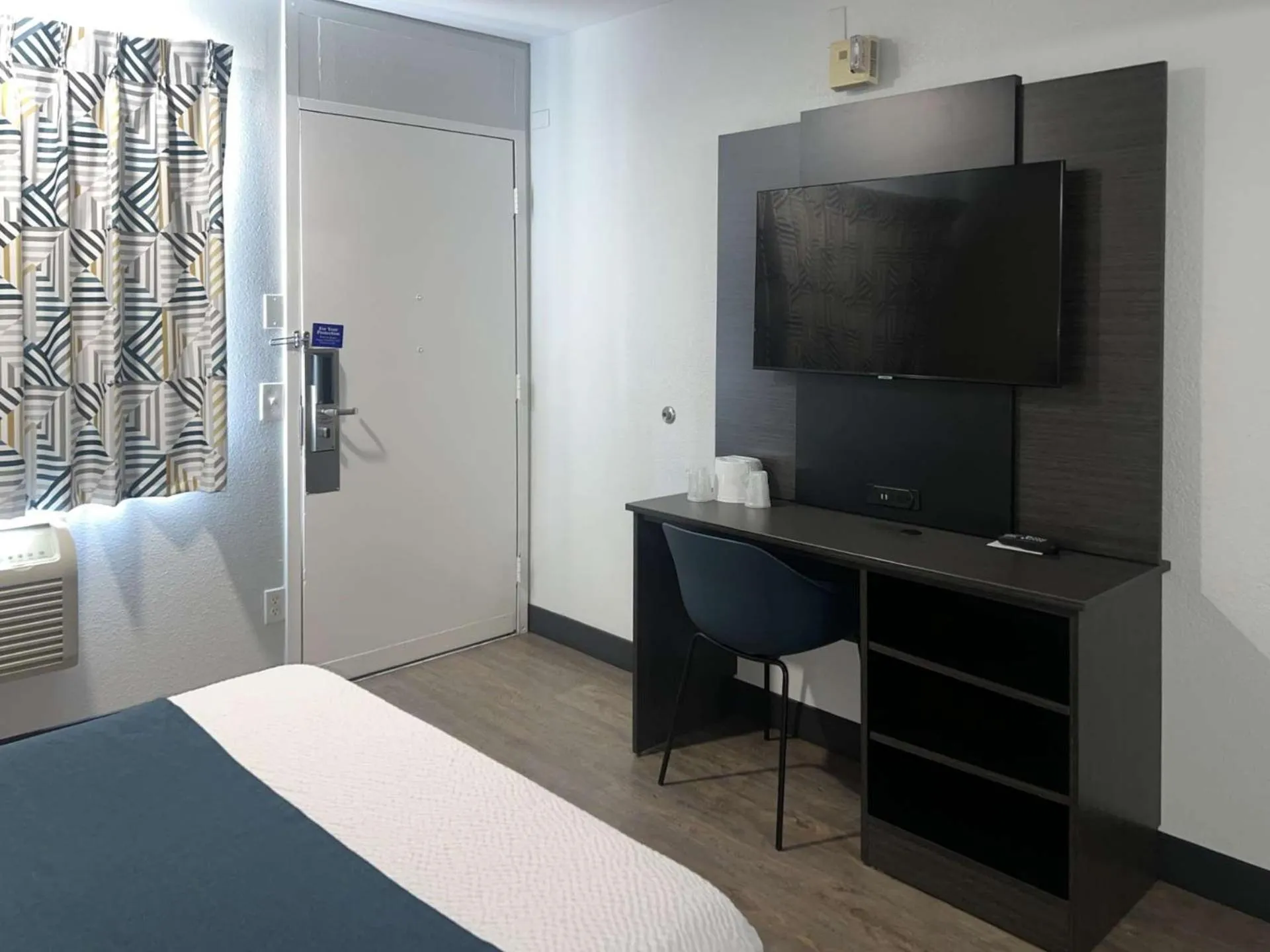 Bedroom, Bed in Motel 6-Tulare, CA