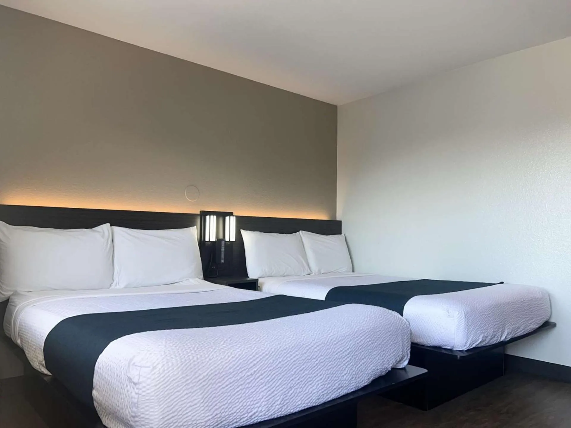 Bedroom, Bed in Motel 6-Tulare, CA