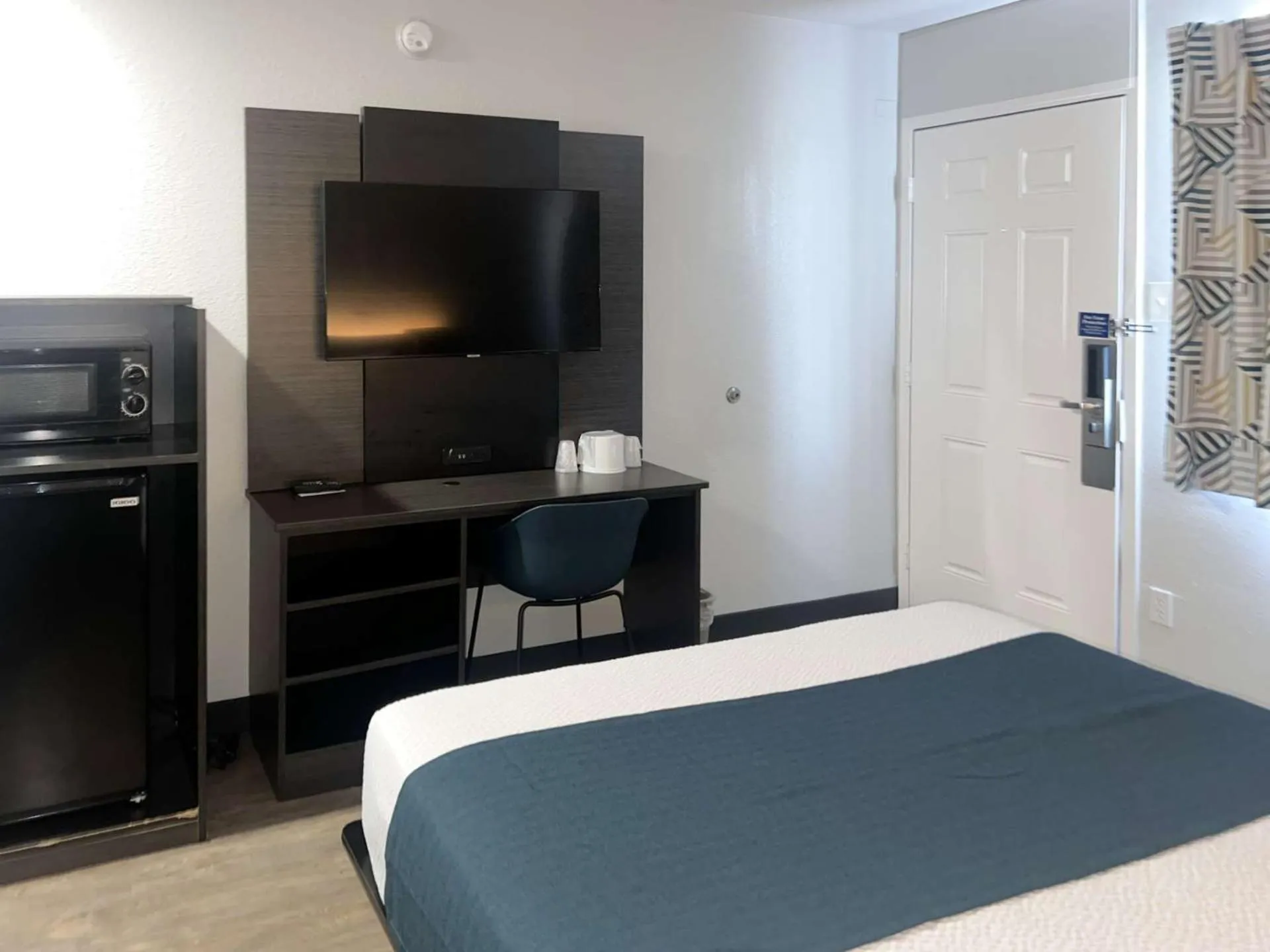 Bedroom, Bed in Motel 6-Tulare, CA