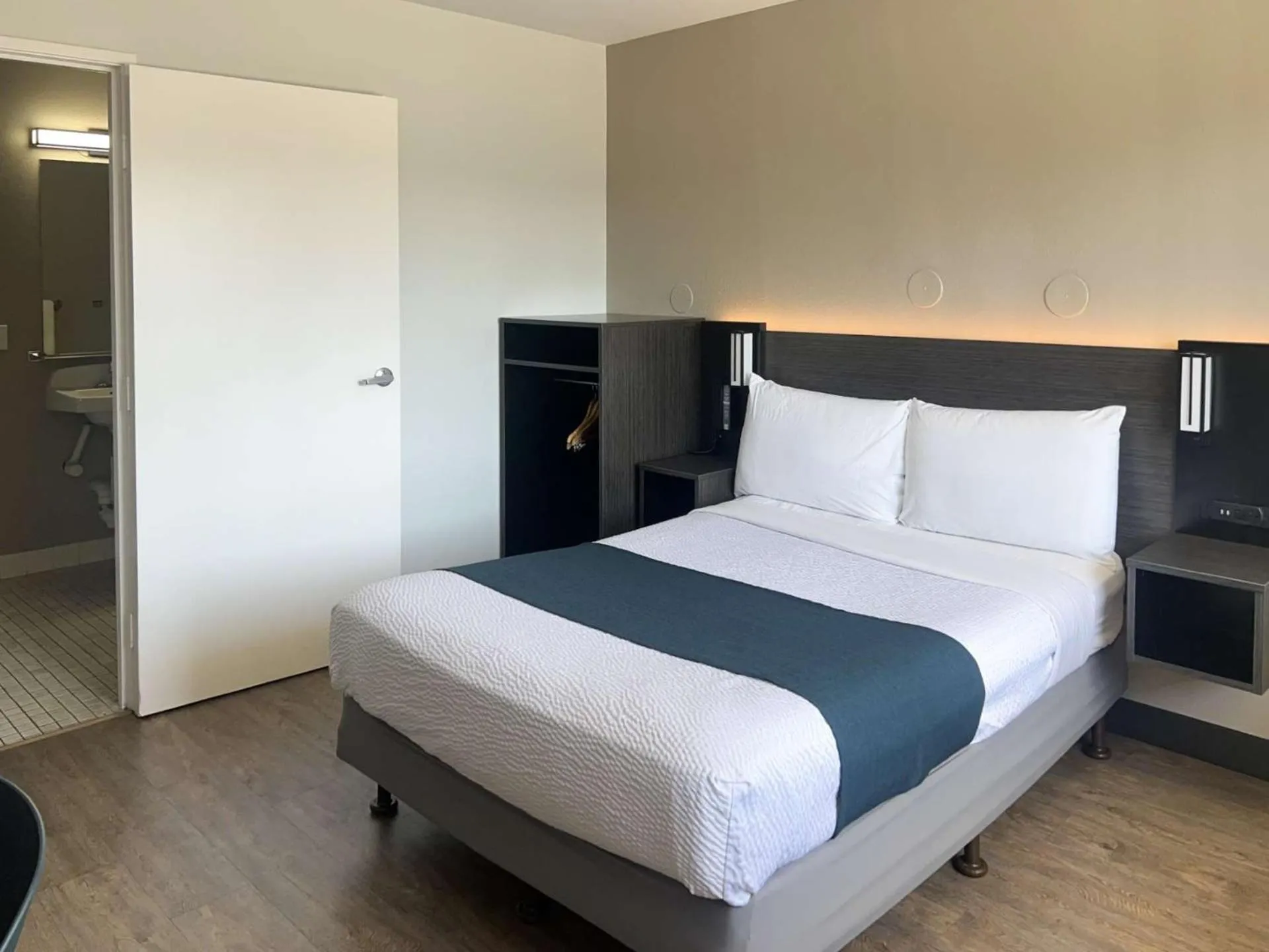 Bedroom, Bed in Motel 6-Tulare, CA