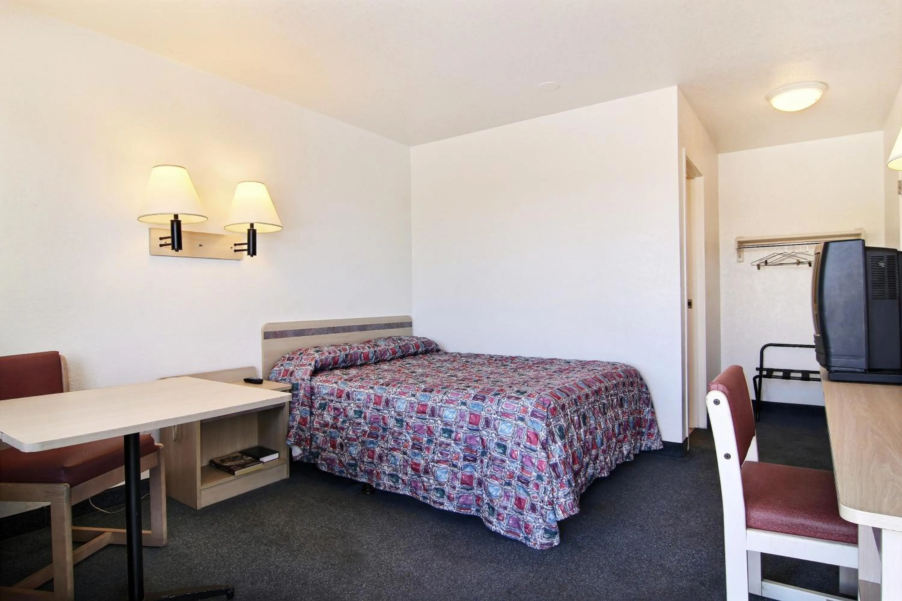 Bedroom, Bed in Motel 6-Santa Rosa, NM