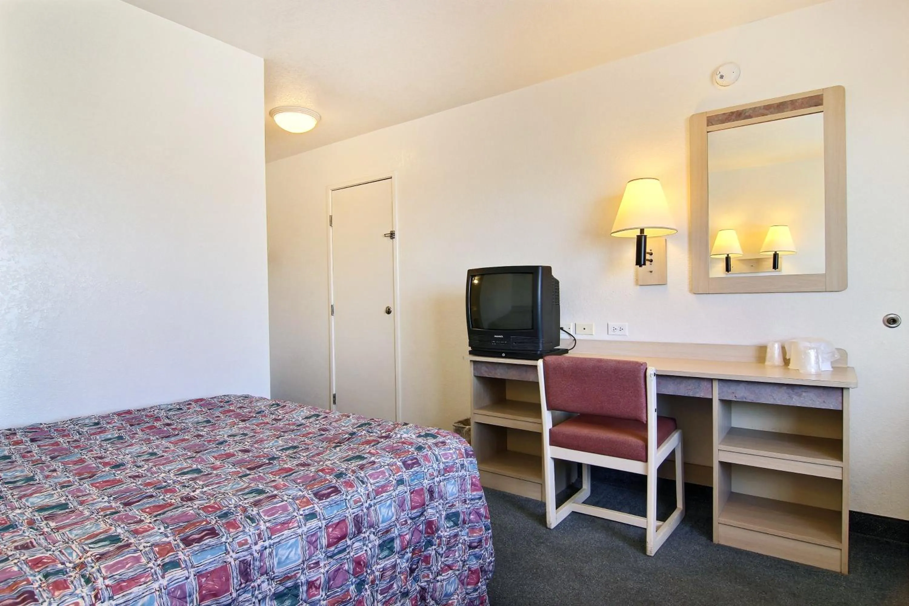 Seating area, Bed in Motel 6-Santa Rosa, NM