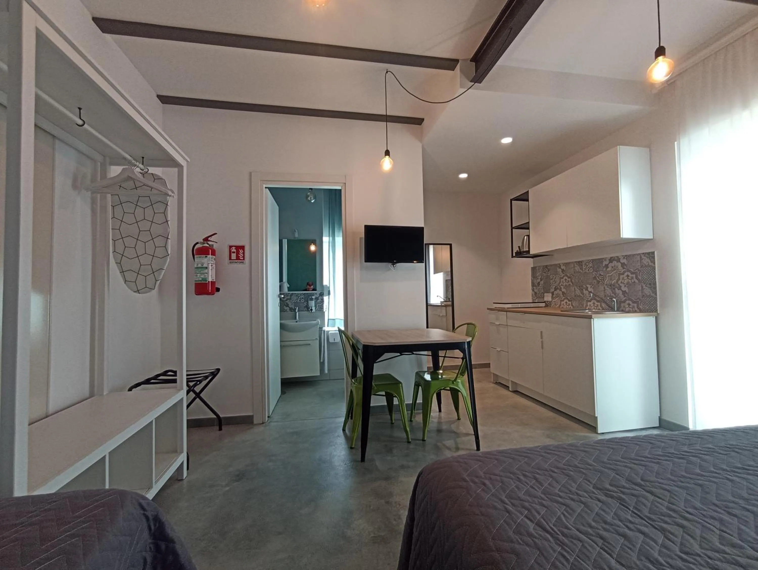 Kitchen or kitchenette in Al Faro Bianco B&B e Residence con parcheggio