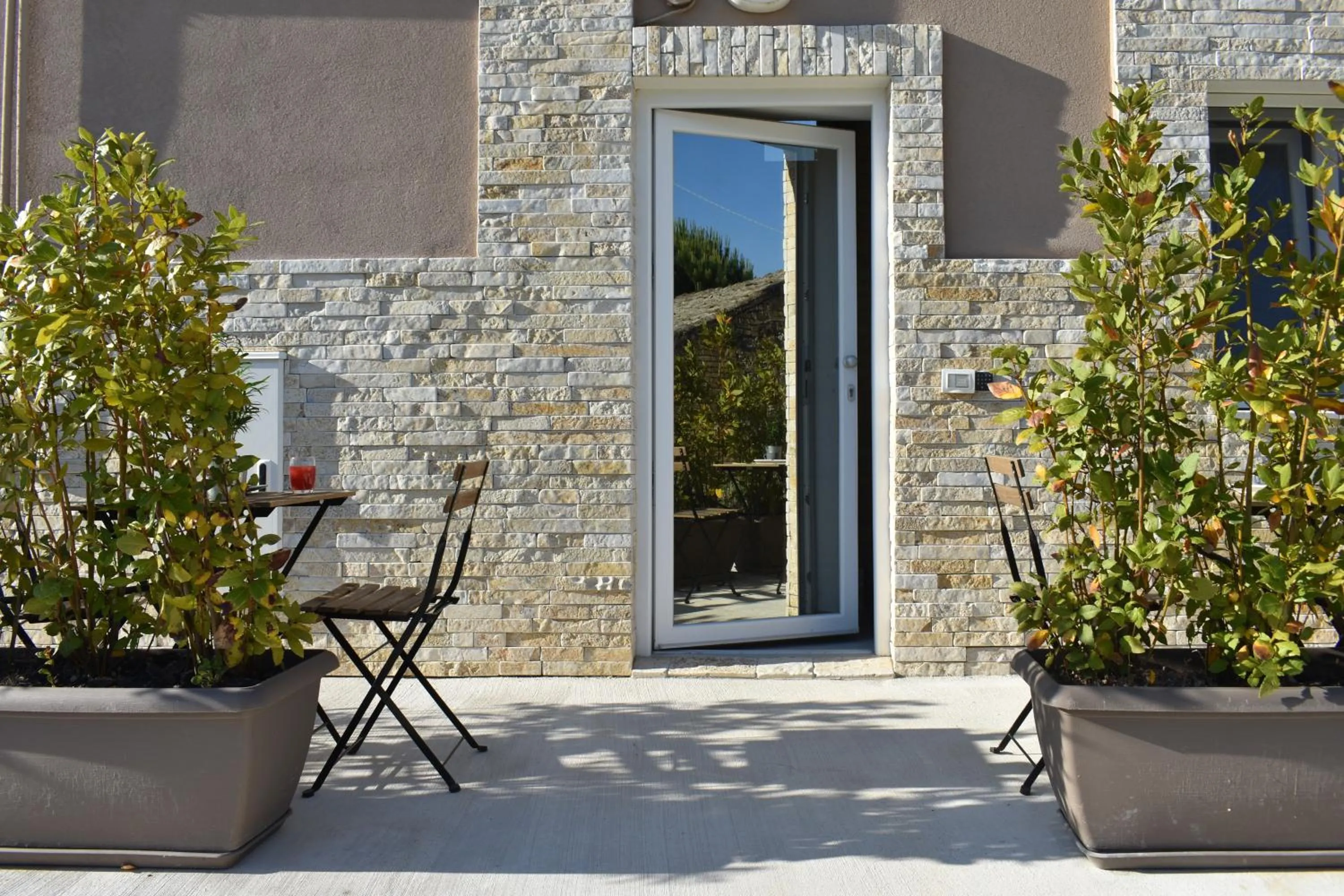 Facade/entrance in Al Faro Bianco B&B e Residence con parcheggio
