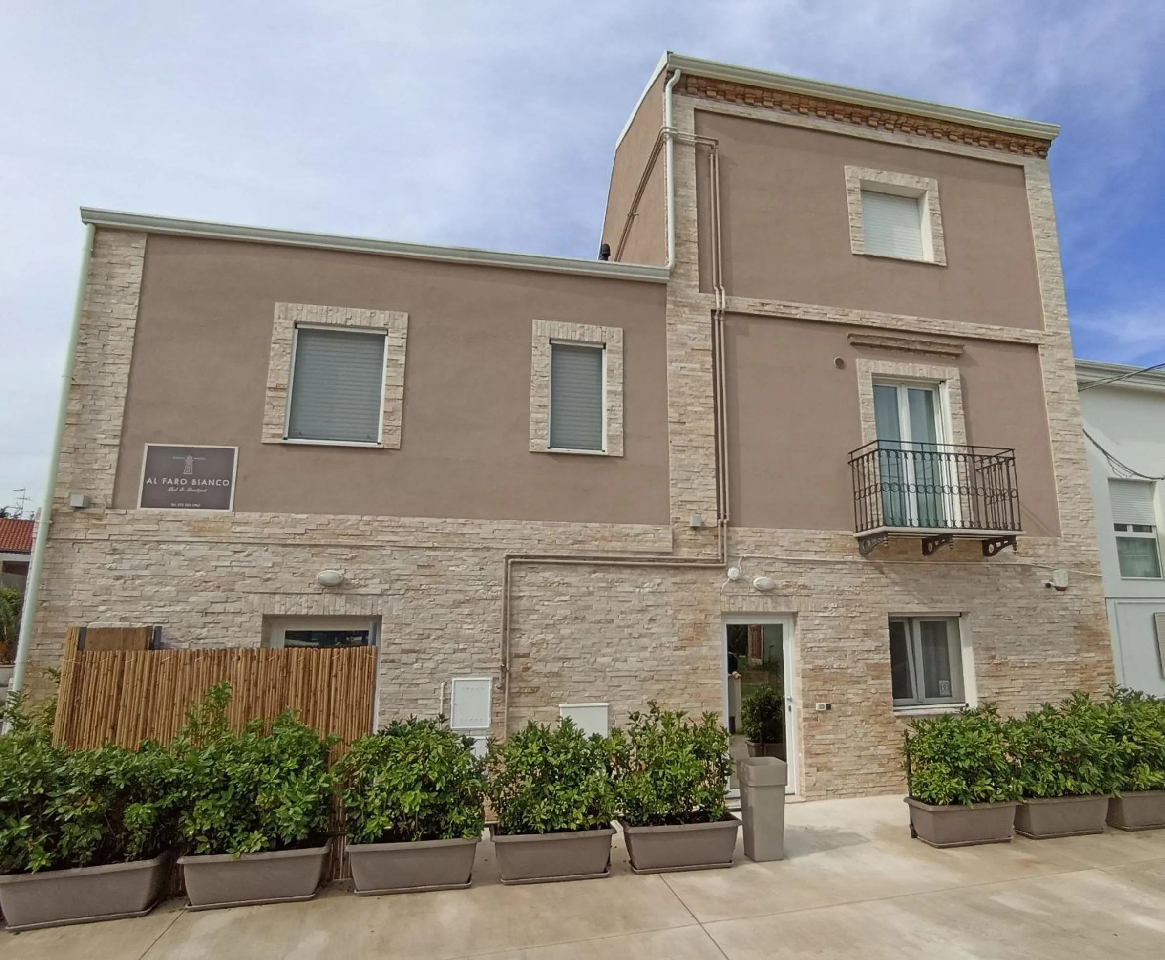 Property building in Al Faro Bianco B&B e Residence con parcheggio