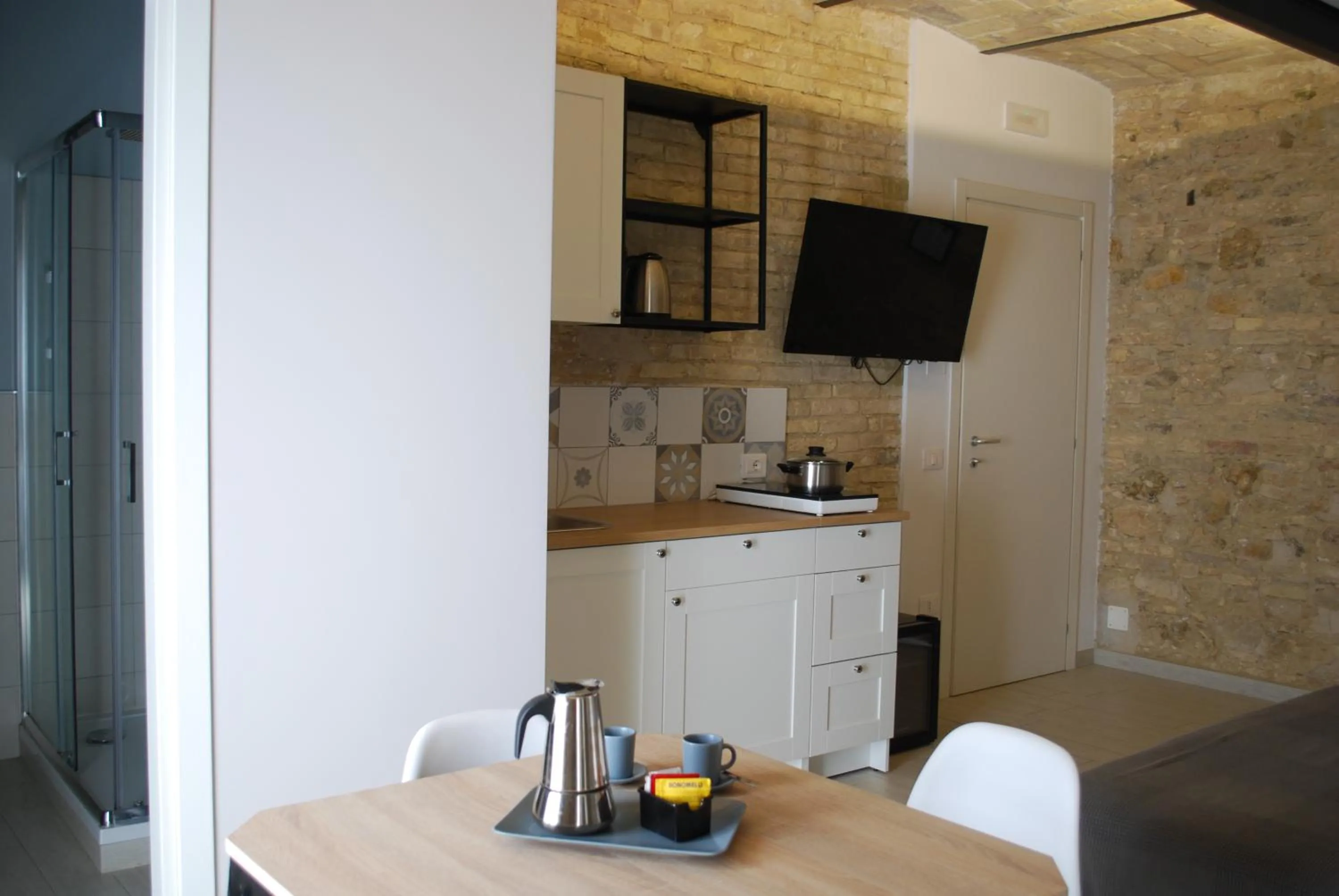 Kitchen or kitchenette in Al Faro Bianco B&B e Residence con parcheggio