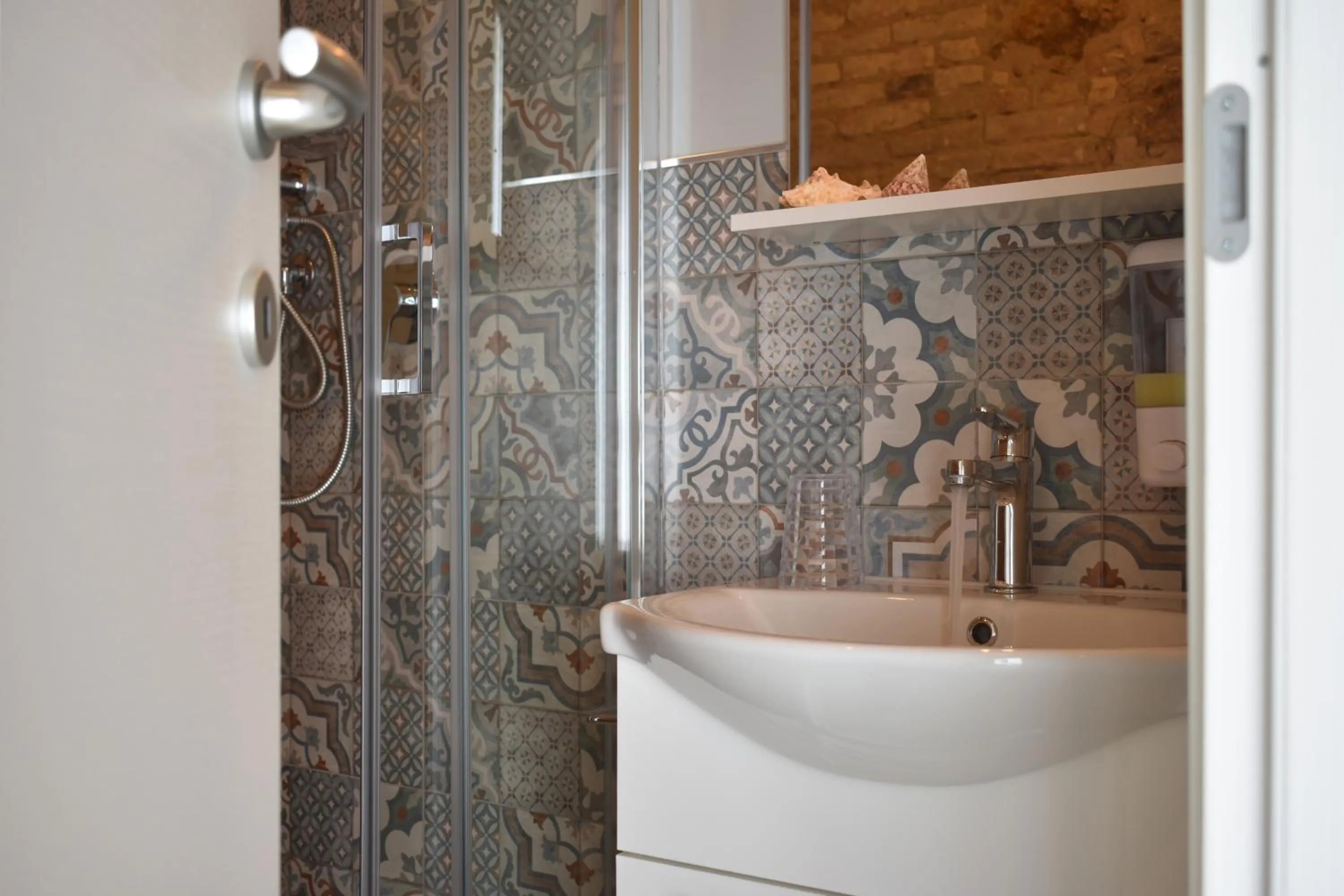 Shower in Al Faro Bianco B&B e Residence con parcheggio